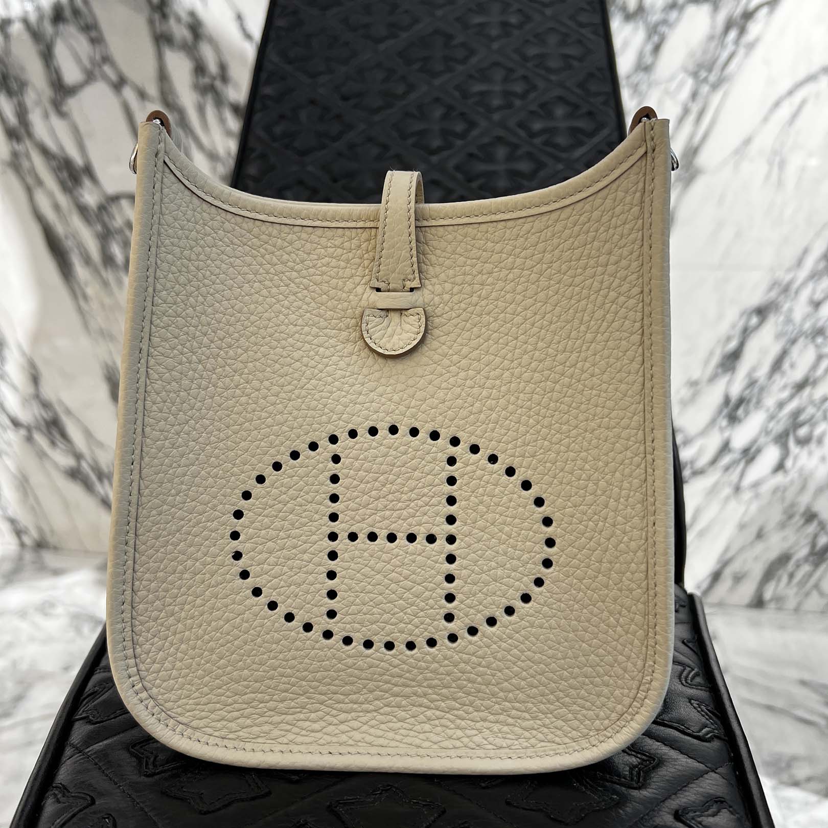 HERMES Evelyn Amazon TPM "Craie" K刻印 エルメス エブリン アマゾン TPM "クレ" レザーショルダーバッグ K刻印