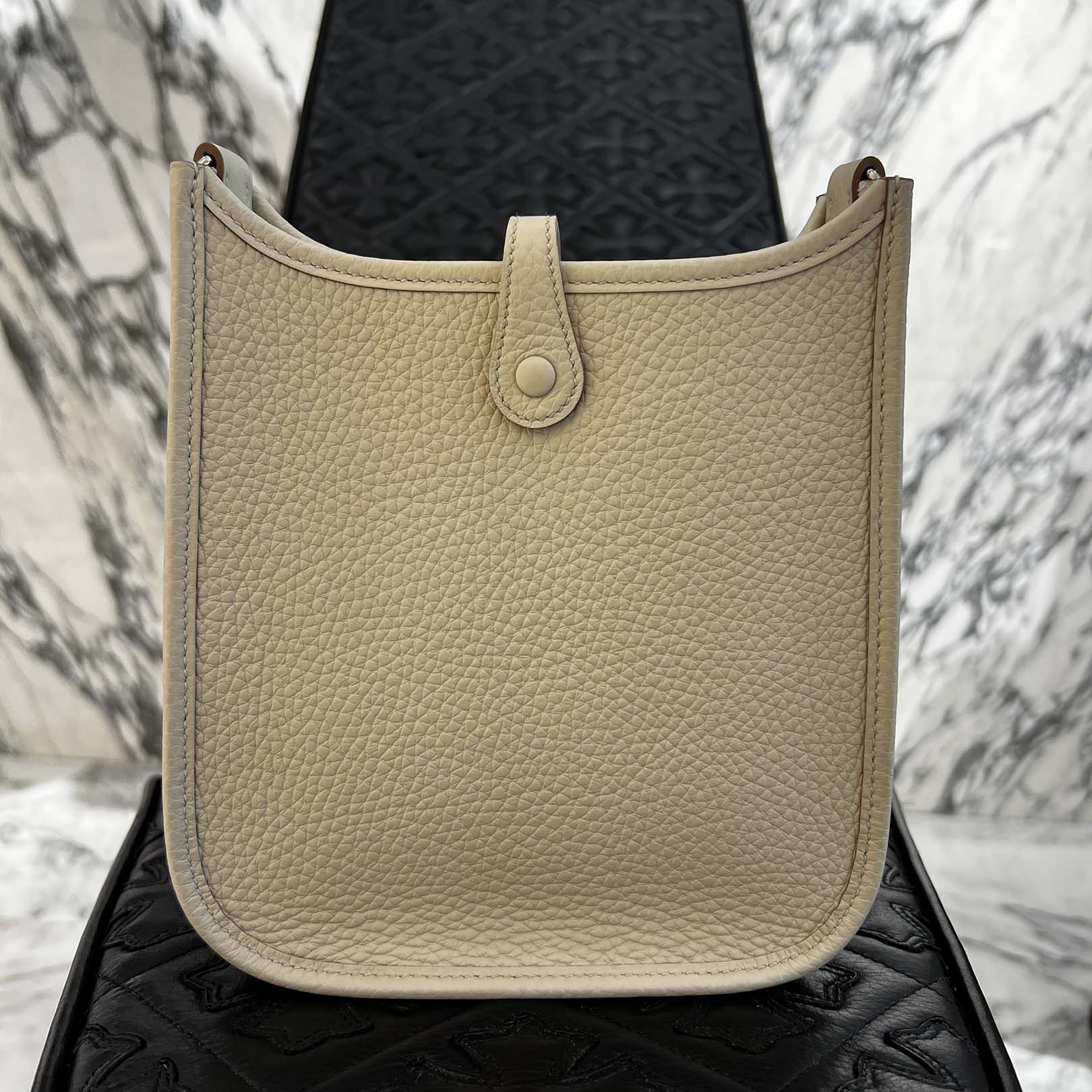 HERMES Evelyn Amazon TPM "Craie" K刻印 エルメス エブリン アマゾン TPM "クレ" レザーショルダーバッグ K刻印