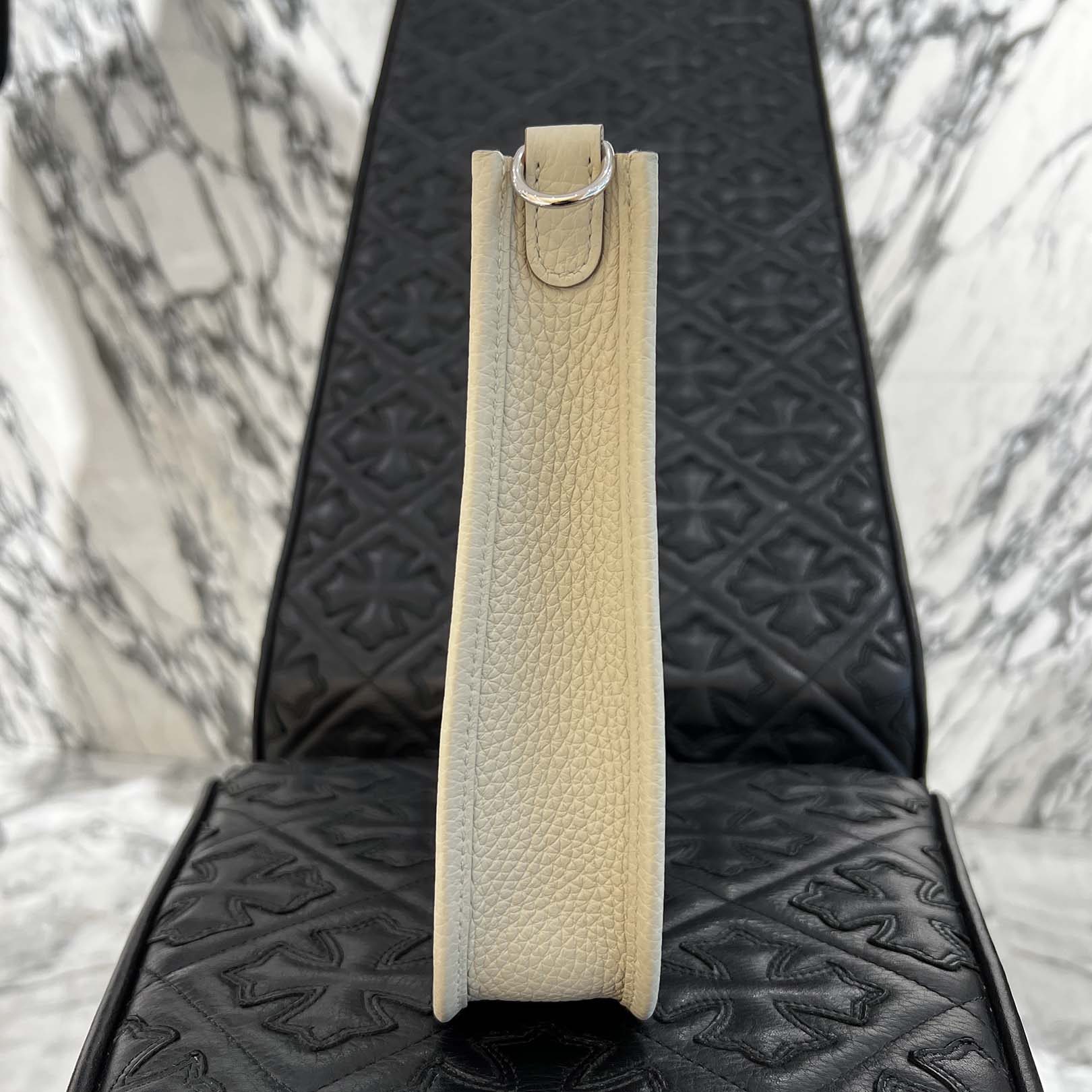 HERMES Evelyn Amazon TPM "Craie" K刻印 エルメス エブリン アマゾン TPM "クレ" レザーショルダーバッグ K刻印