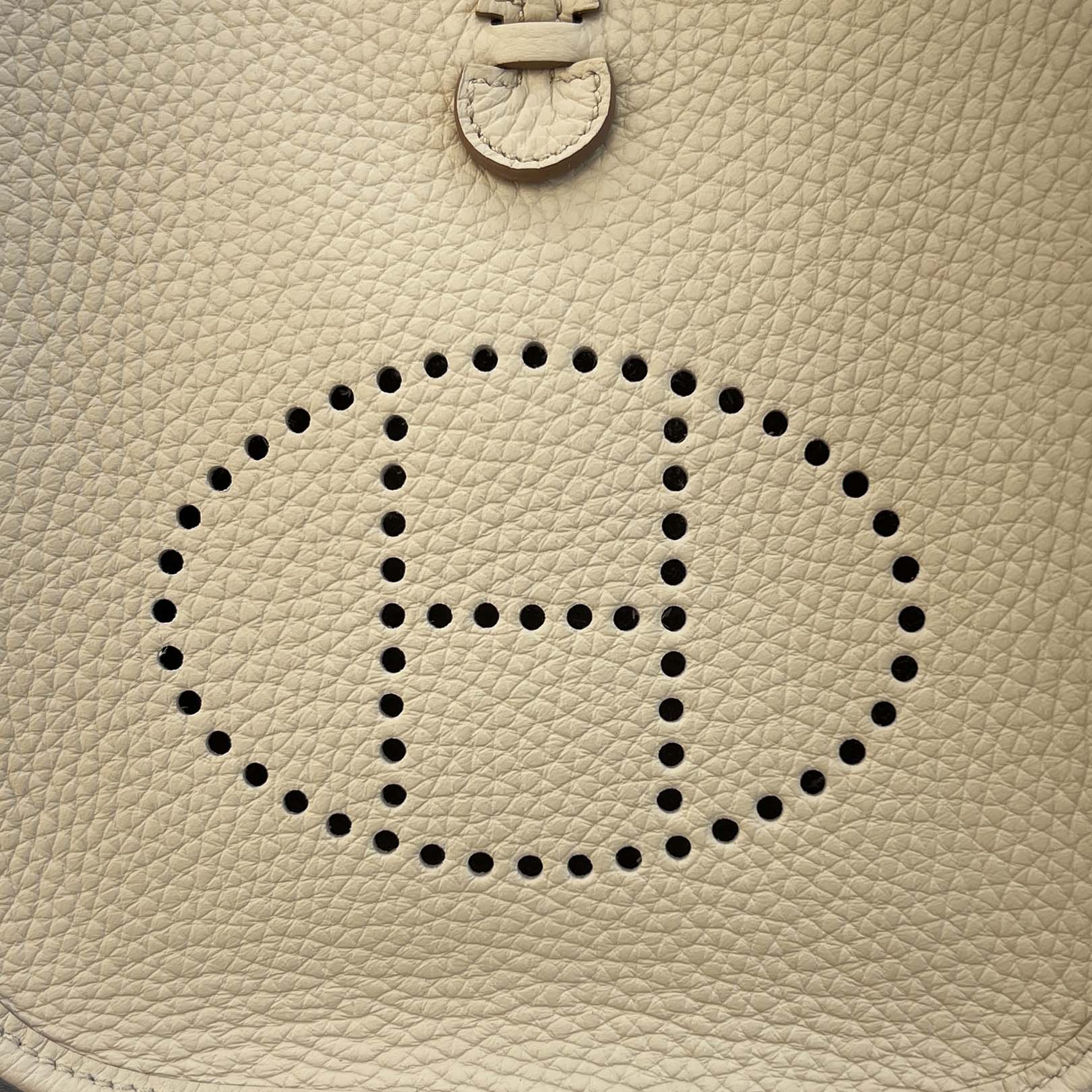 HERMES Evelyn Amazon TPM "Craie" K刻印 エルメス エブリン アマゾン TPM "クレ" レザーショルダーバッグ K刻印