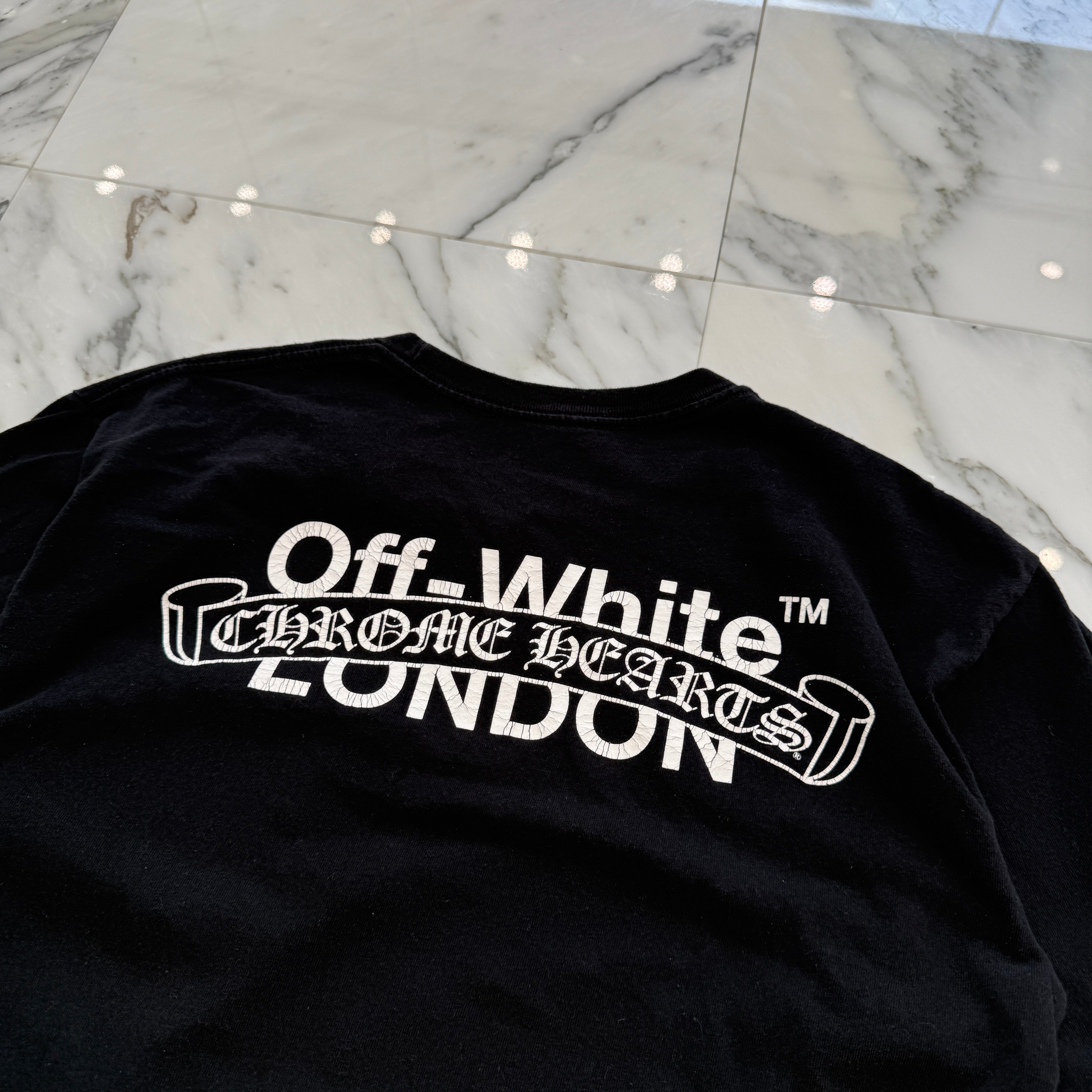 CHROME HEARTS × OFF-WHITE LONDON Limited Scroll Logo Tee Size M クロムハ―ツ×オフホワイト ロンドン限定 スクロールロゴ Tシャツ サイズM