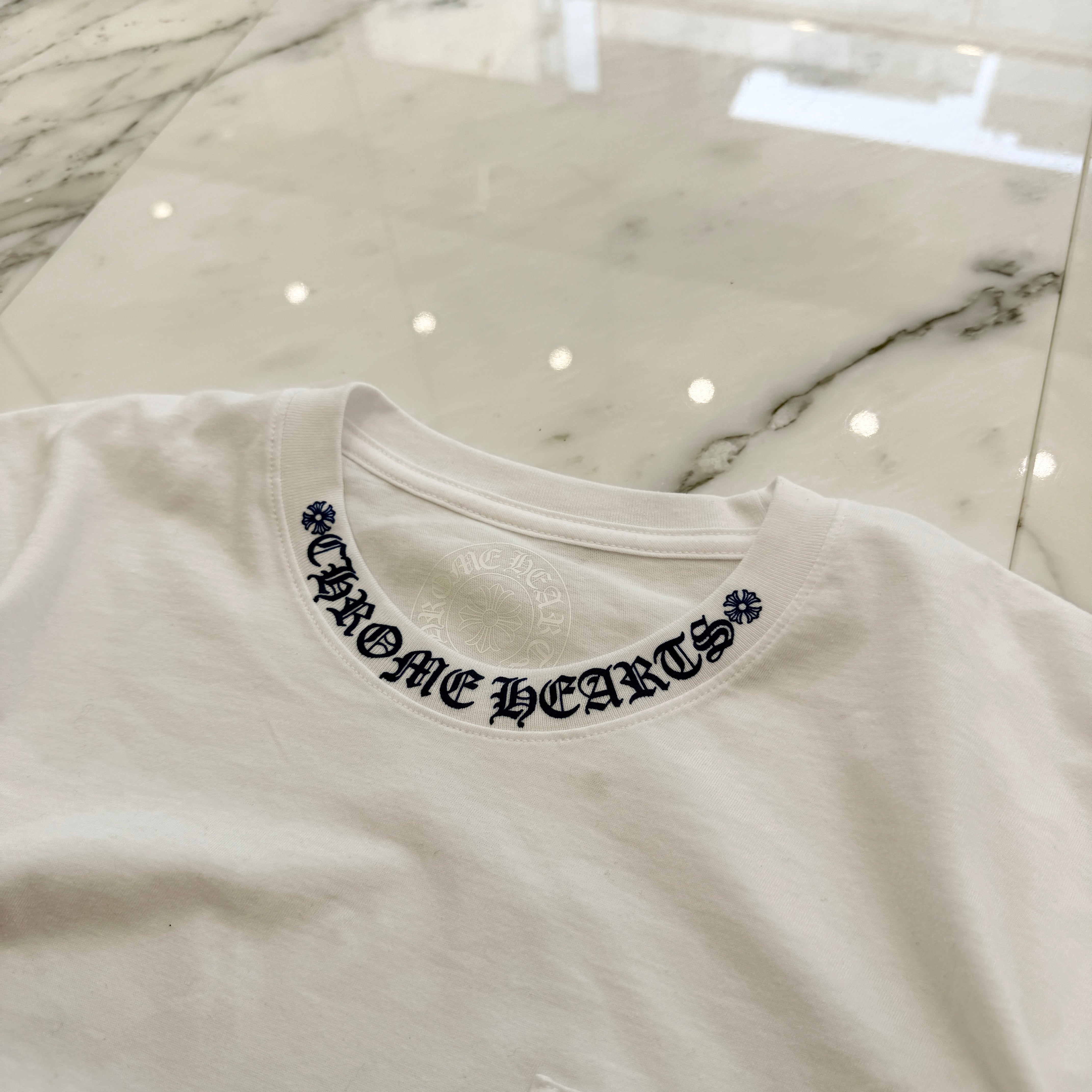 CHROME HEARTS 2025SS Old English Neck Logo Neon Blue Long Sleeve Tee Size M クロムハーツ オールドイングリッシュ ネックロゴ ネオンブルー ロングスリーブ Tシャツ サイズM