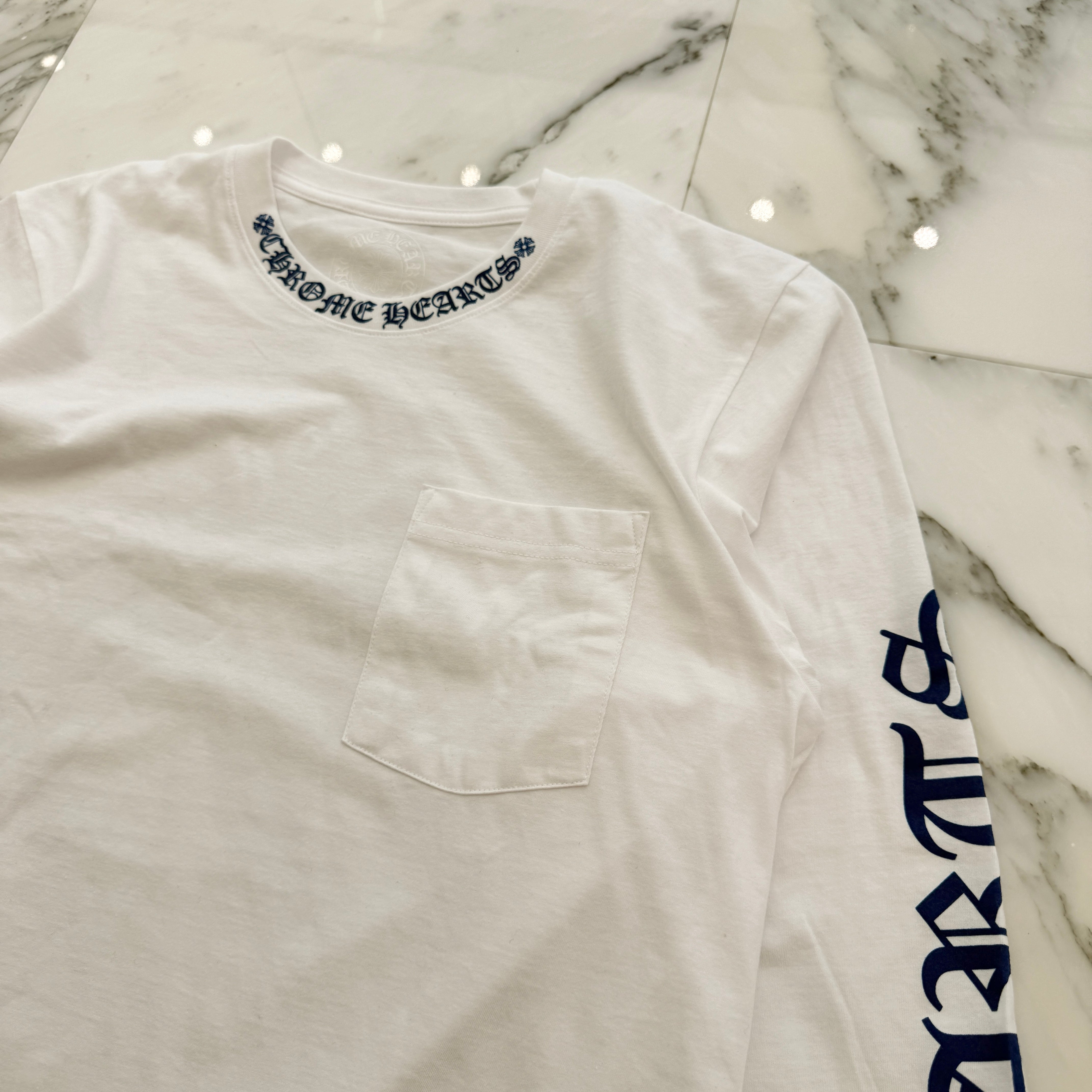 CHROME HEARTS 2025SS Old English Neck Logo Neon Blue Long Sleeve Tee Size M クロムハーツ オールドイングリッシュ ネックロゴ ネオンブルー ロングスリーブ Tシャツ サイズM