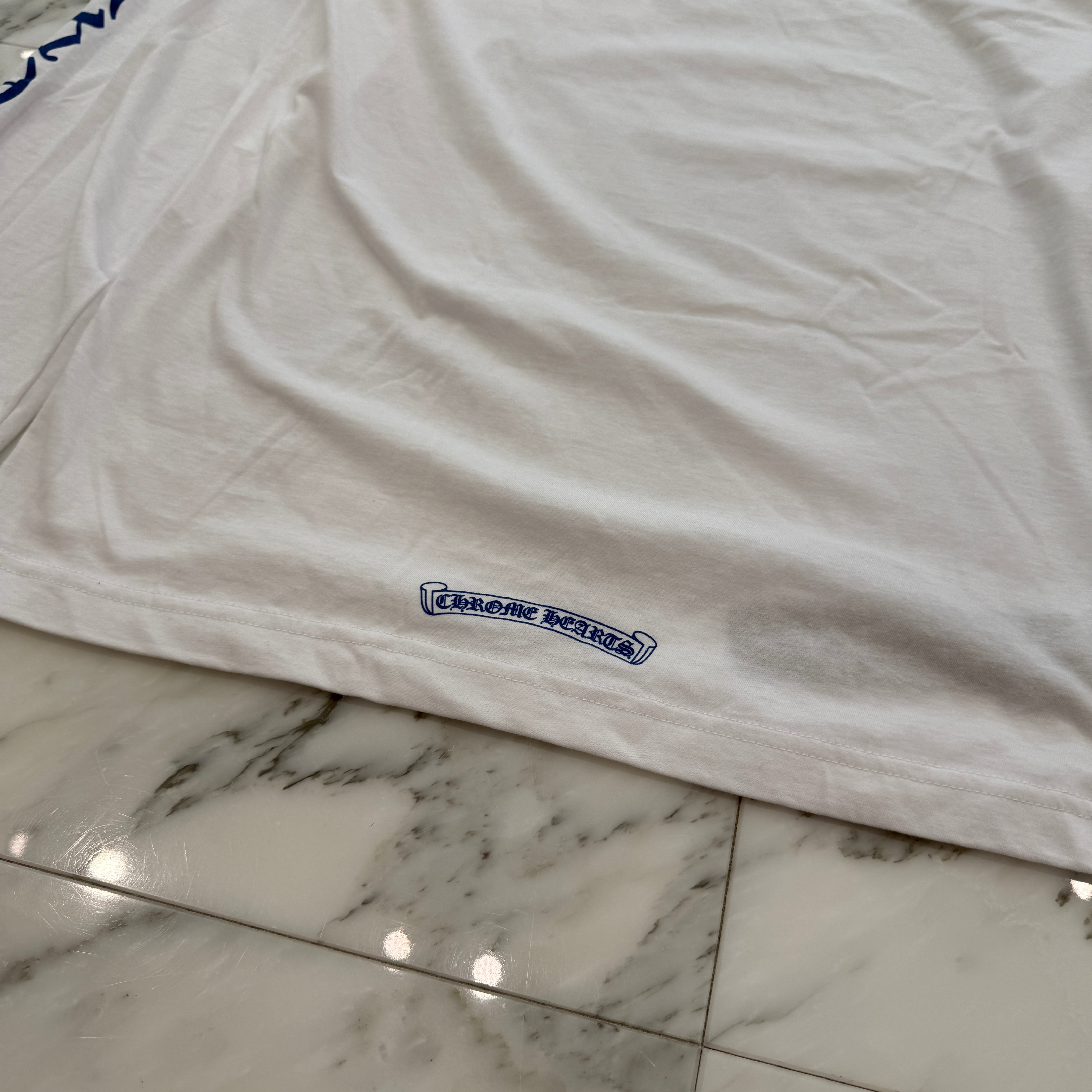 CHROME HEARTS 2025SS Old English Neck Logo Neon Blue Long Sleeve Tee Size M クロムハーツ オールドイングリッシュ ネックロゴ ネオンブルー ロングスリーブ Tシャツ サイズM