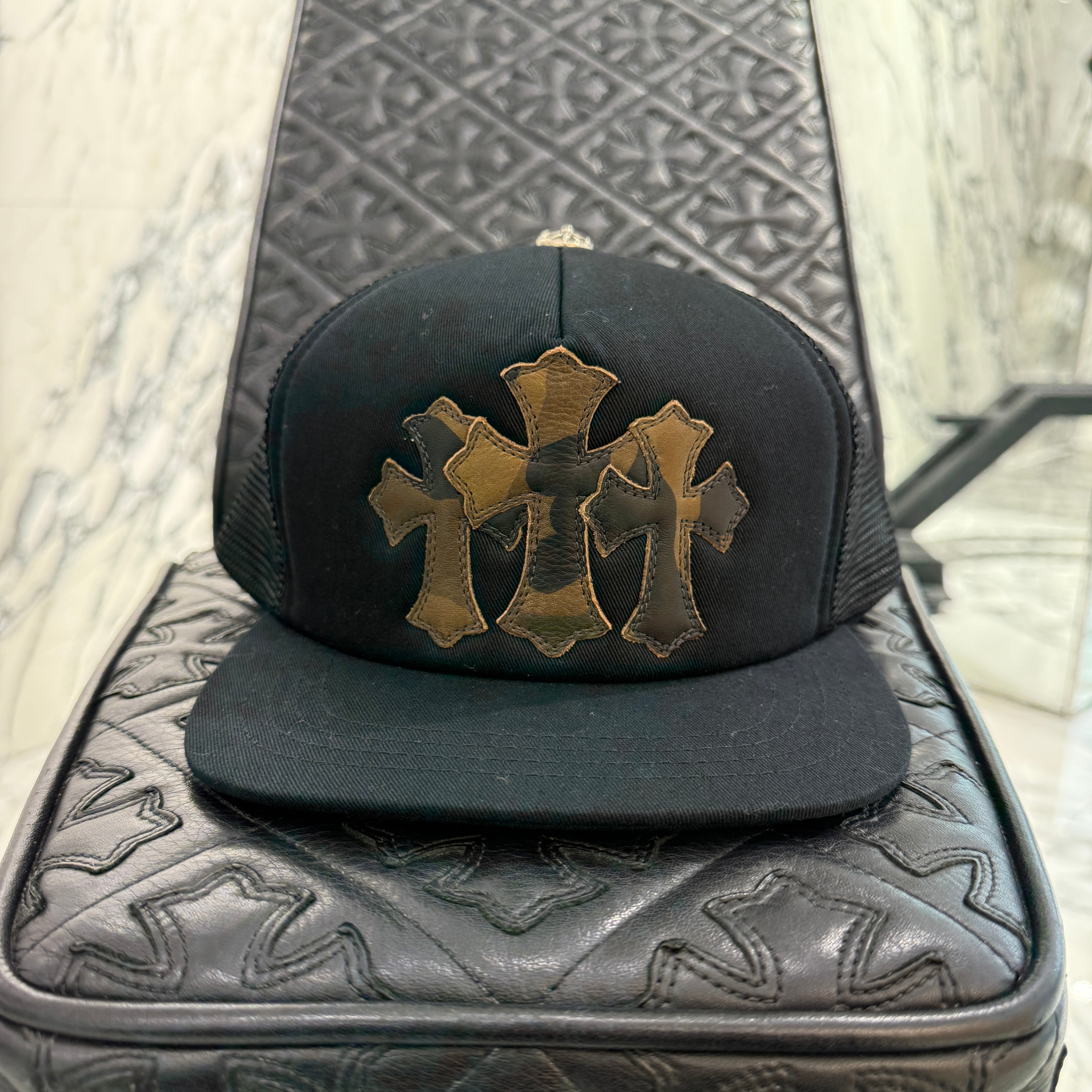 CHROME HEARTS Camo Triple Cross Leather Patch Trucker Cap ONE SIZE（51-61）クロムハーツ カモ トリプルクロス レザーパッチ トラッカーキャップ サイズONE SIZE（51-61）