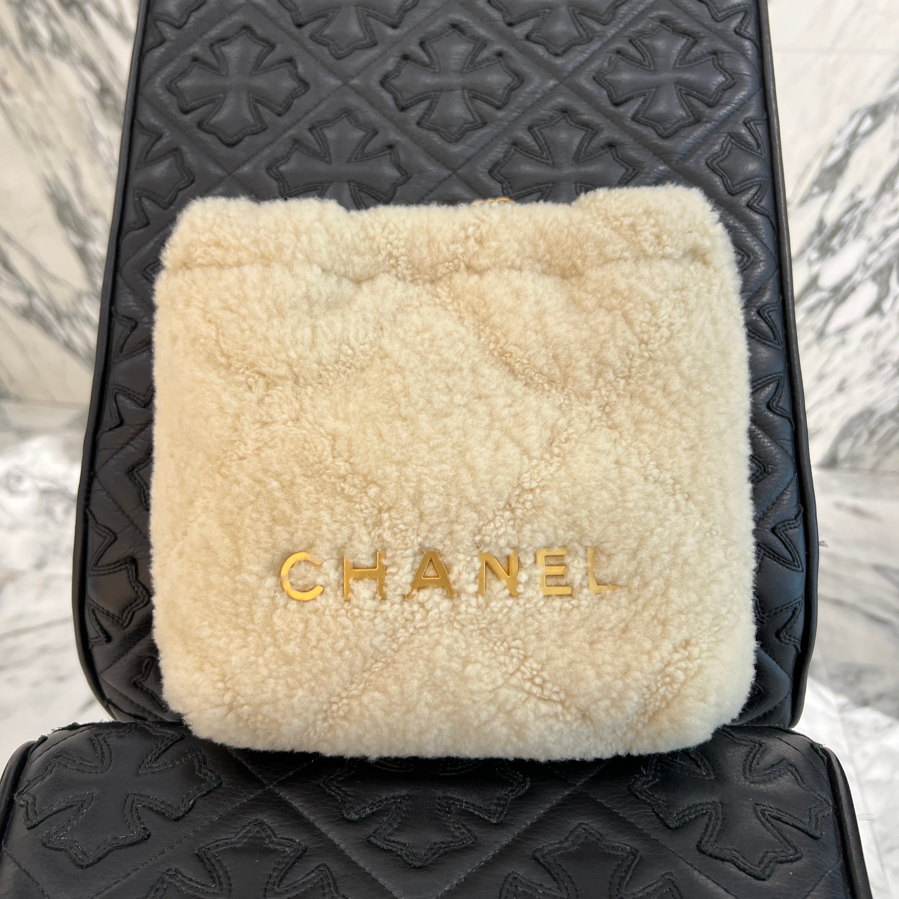 CHANEL 2024AW 24K Chanel 22 Mini Handbag In Shearling And Boa Bag