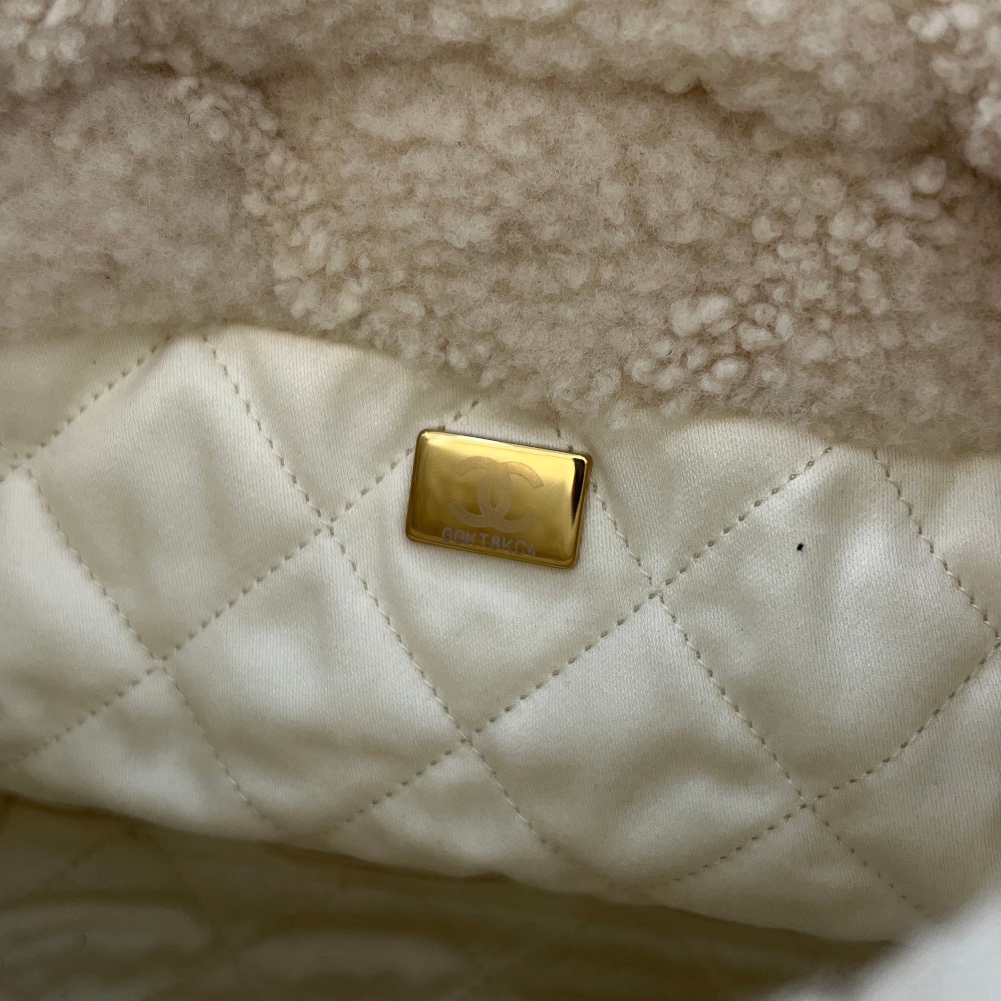 CHANEL 2024AW 24K Chanel 22 Mini Handbag In Shearling And Boa Bag