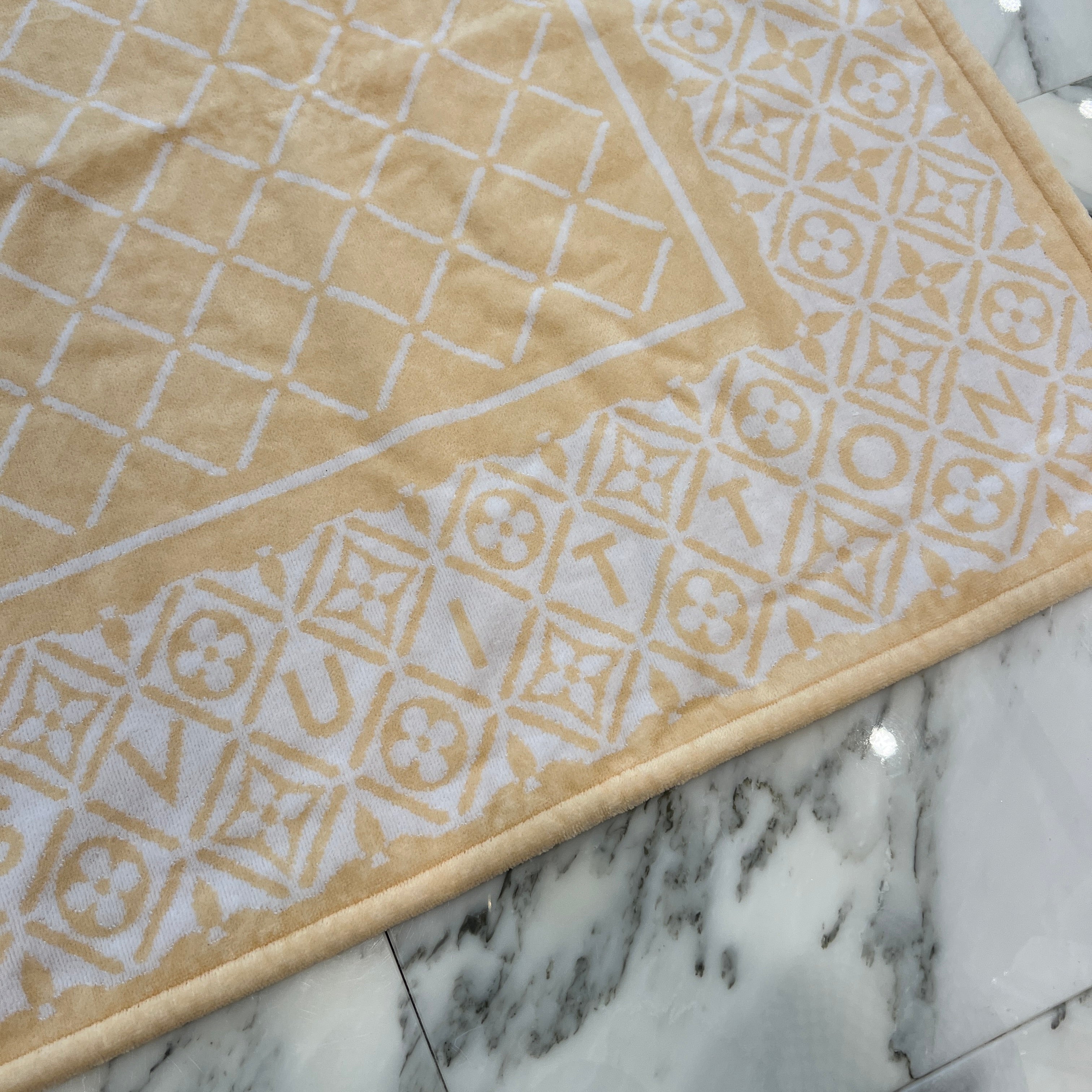 LOUIS VUITTON Monogram Beach Towel ルイヴィトン モノグラムビーチタオル