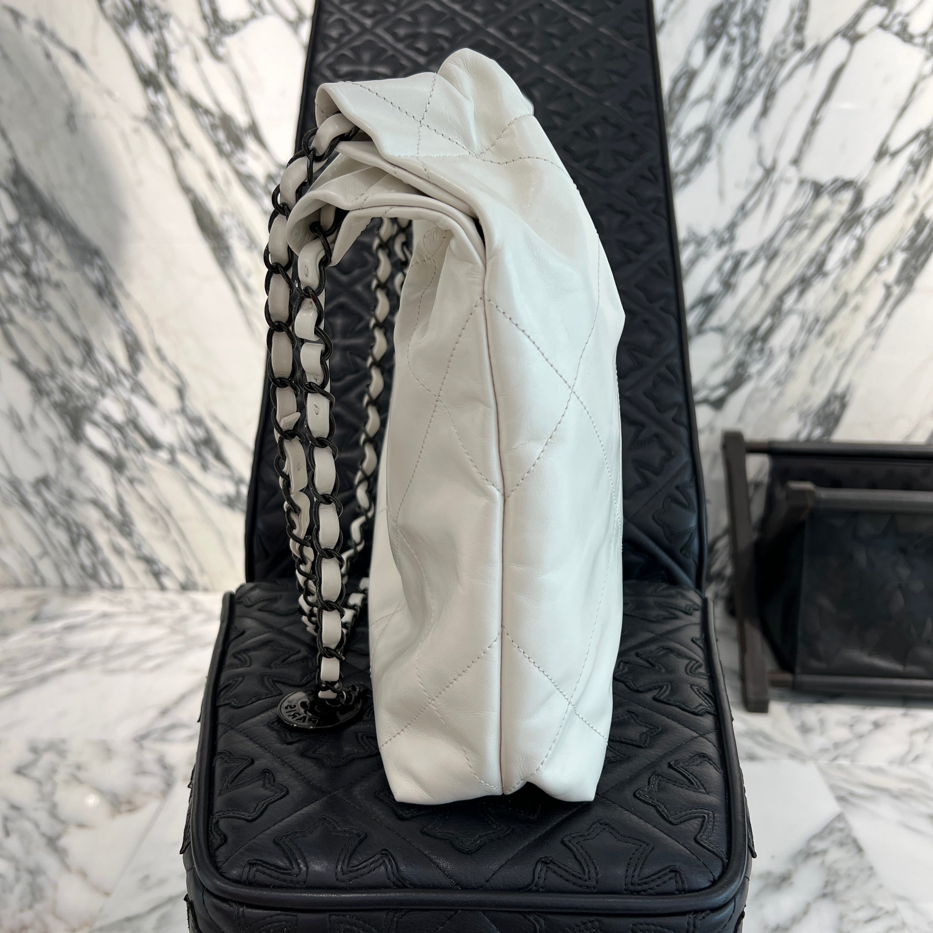 CHANEL 22 Small Shiny Calf Leather Chain Shoulder Bag シャネル 22 スモール シャイニーカーフスキン チェーン ショルダーバッグ