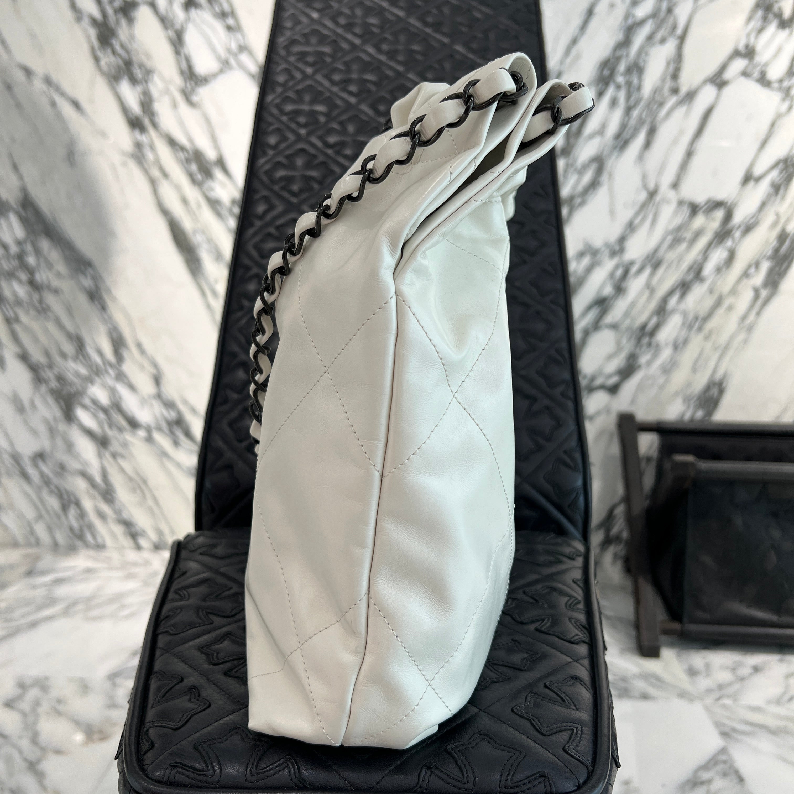 CHANEL 22 Small Shiny Calf Leather Chain Shoulder Bag シャネル 22 スモール シャイニーカーフスキン チェーン ショルダーバッグ