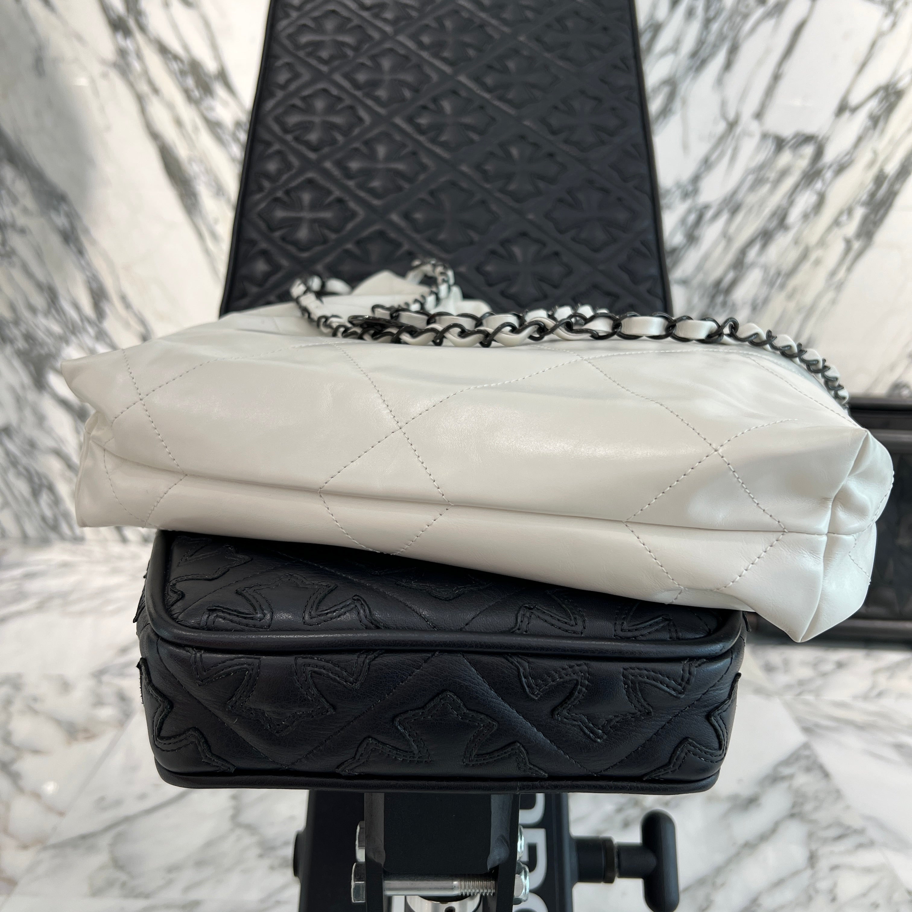 CHANEL 22 Small Shiny Calf Leather Chain Shoulder Bag シャネル 22 スモール シャイニーカーフスキン チェーン ショルダーバッグ