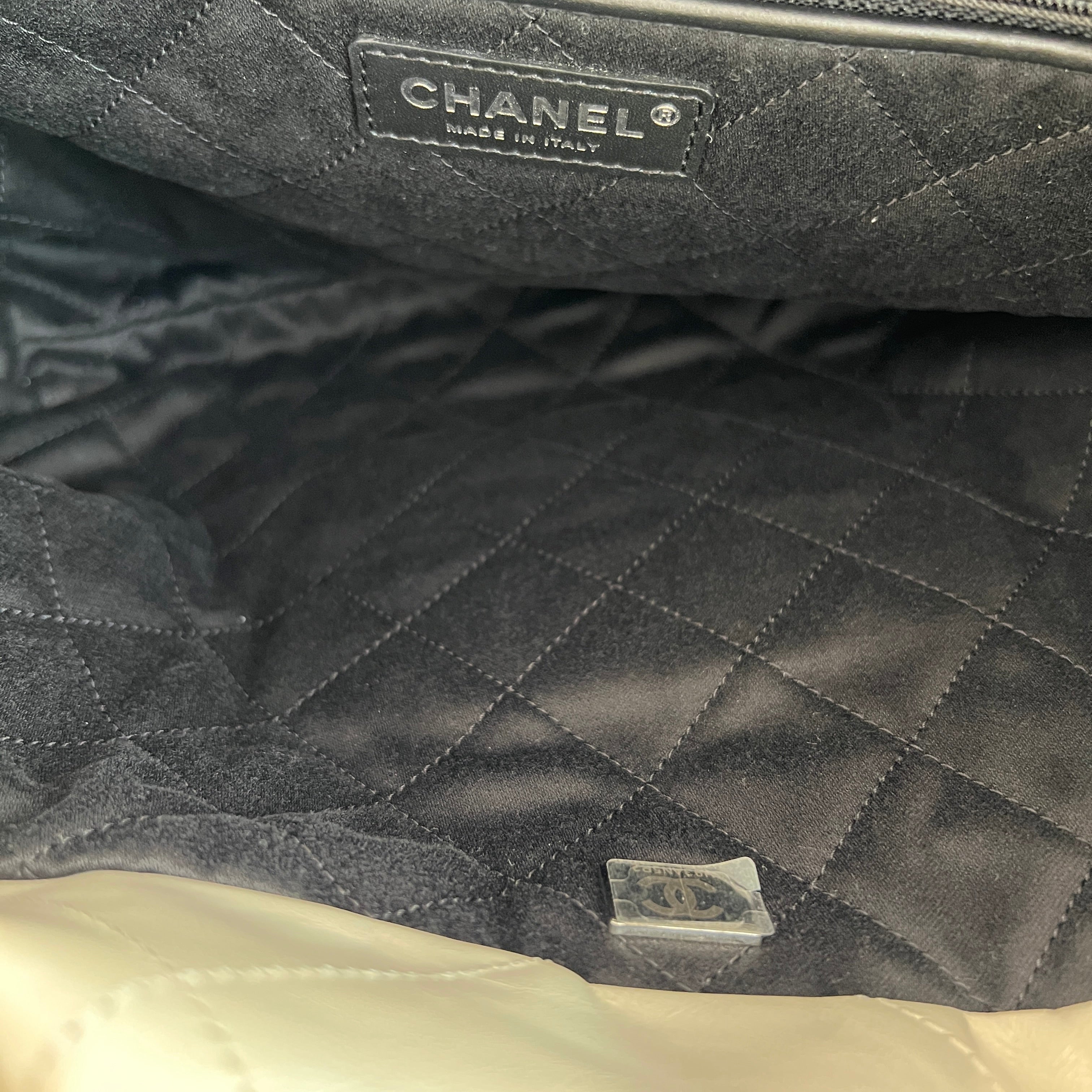 CHANEL 22 Small Shiny Calf Leather Chain Shoulder Bag シャネル 22 スモール シャイニーカーフスキン チェーン ショルダーバッグ