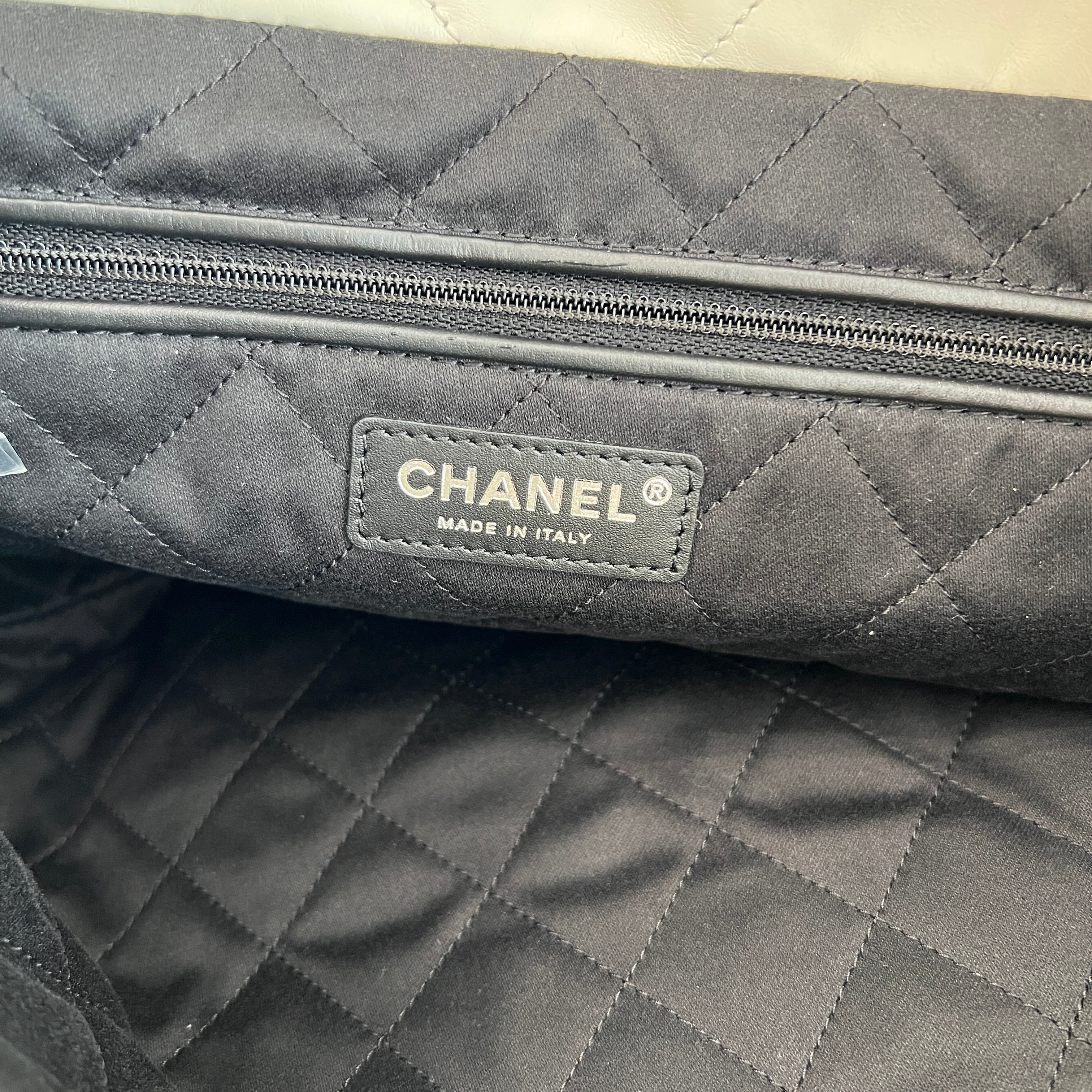 CHANEL 22 Small Shiny Calf Leather Chain Shoulder Bag シャネル 22