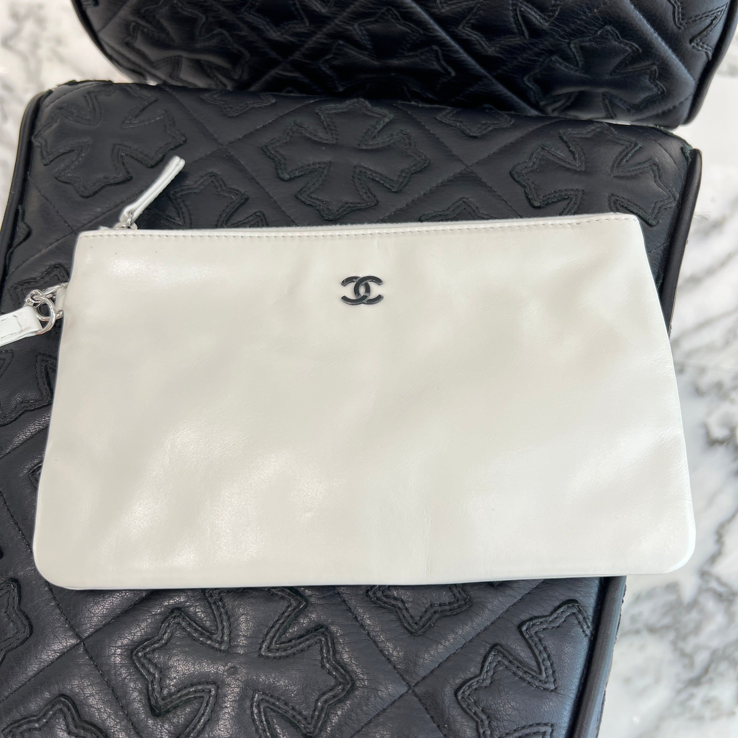 CHANEL 22 Small Shiny Calf Leather Chain Shoulder Bag シャネル 22