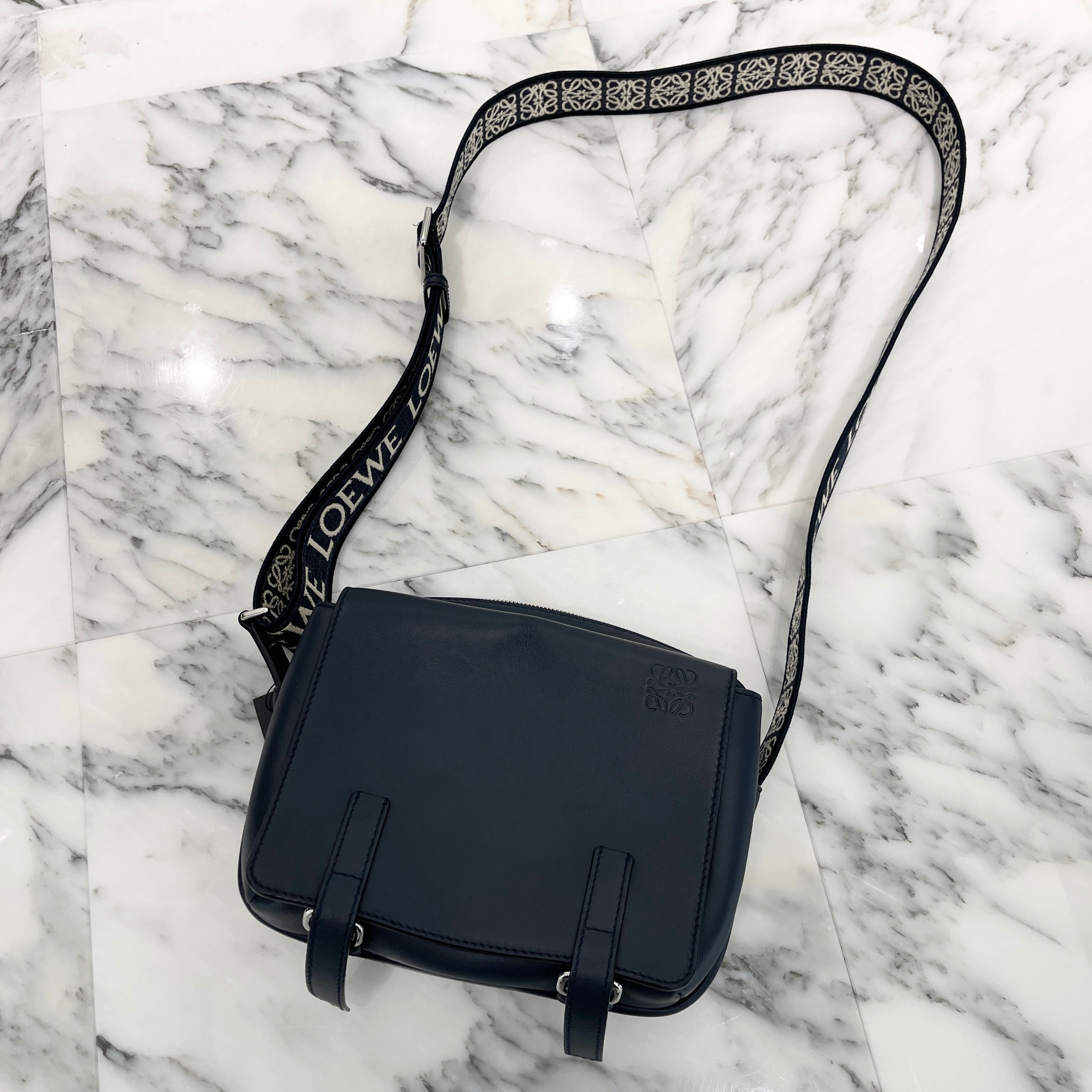man⭐️ 美品✨ロエベ メッセンジャー バッグ ロゴ刻印　総柄 楽天市場】ロエベ ロゴ刻印 長財布（小銭入れあり） レザー