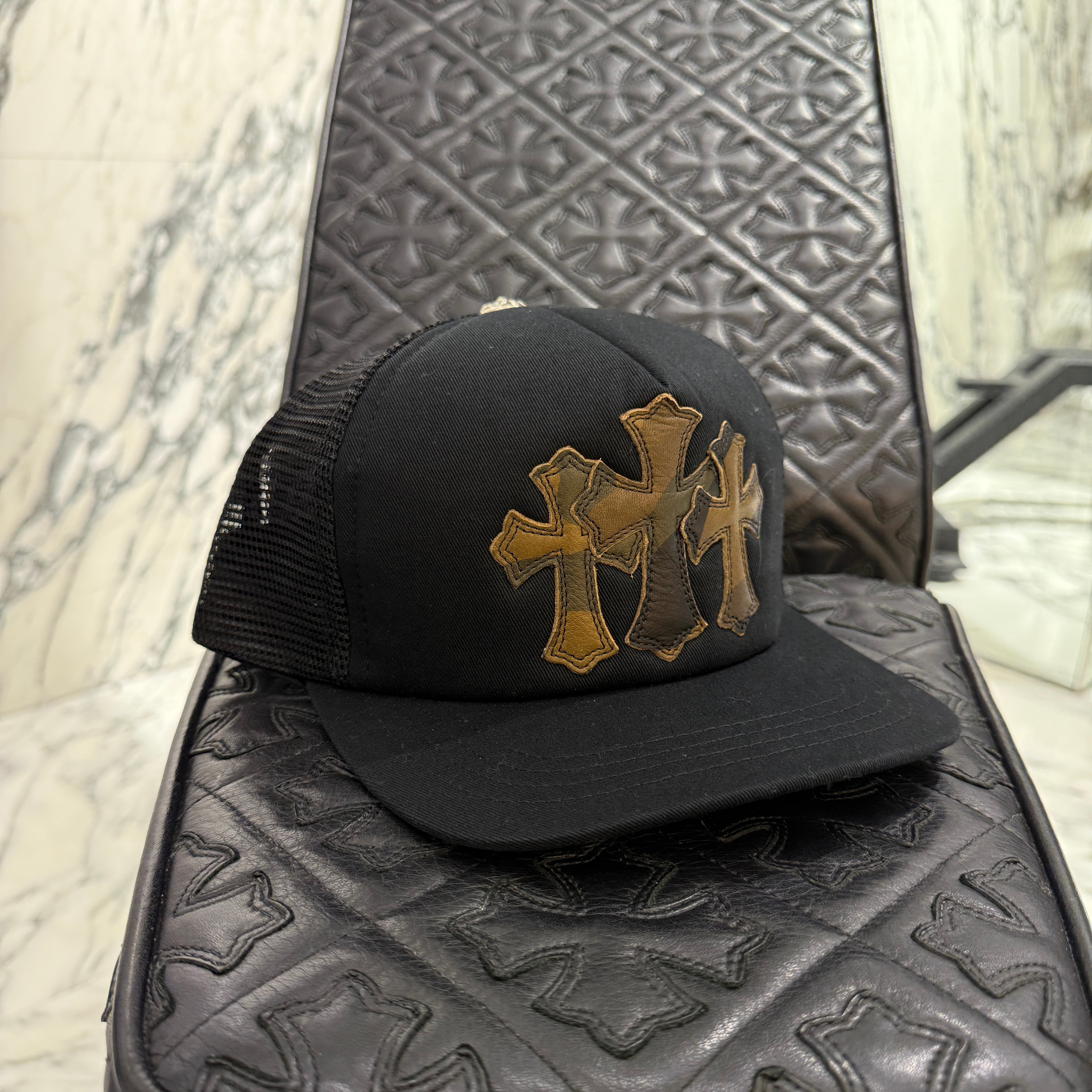 【新品】CHROME HEARTS: トラッカーキャップ カモ柄クロスパッチ CHROME HEARTS Camo Triple Cross Leather Patch Trucker Cap ONE SIZE