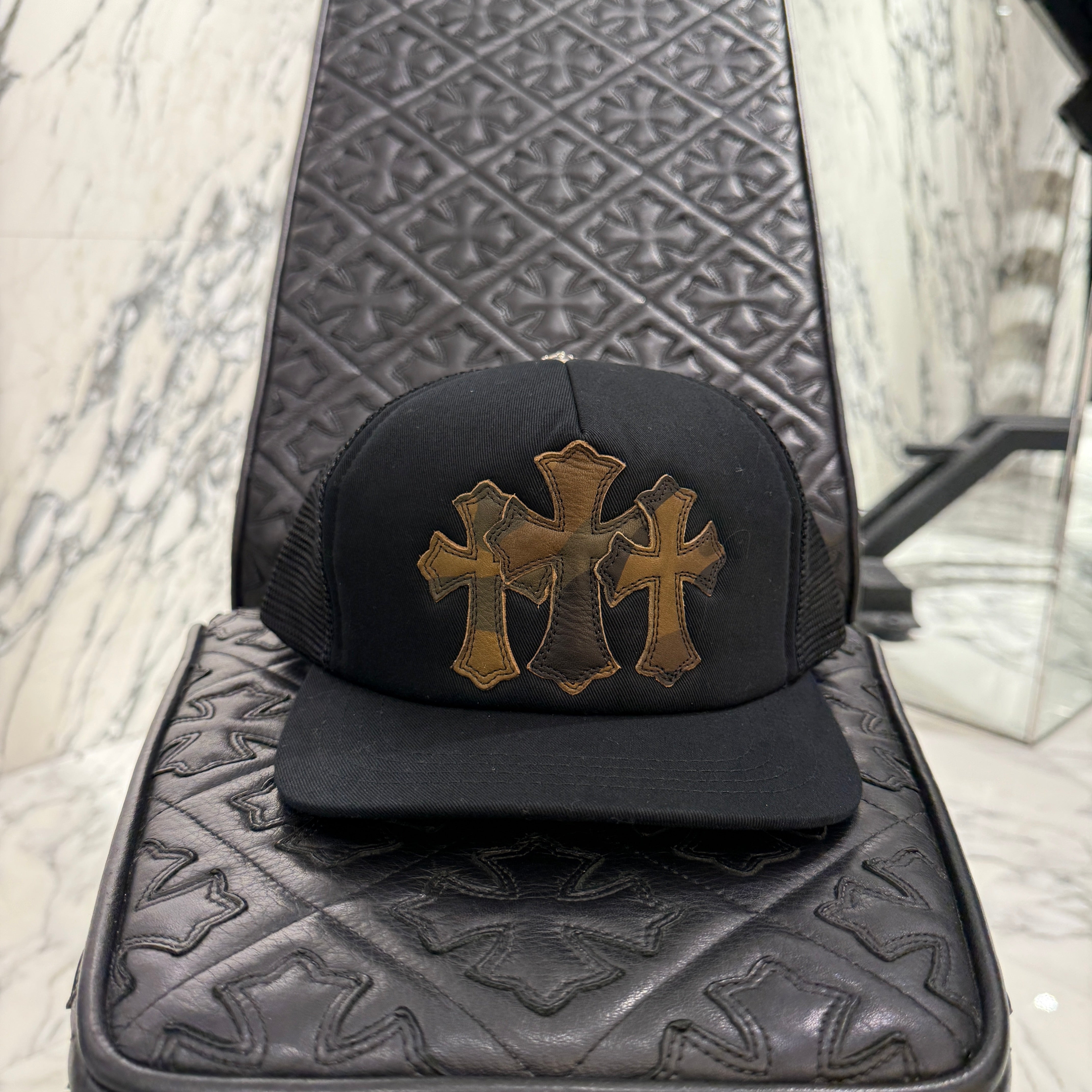 CHROME HEARTS Camo Triple Cross Leather Patch Trucker Cap ONE SIZE（51-61）クロムハーツ カモ トリプルクロス レザーパッチ トラッカーキャップ サイズONE SIZE（51-61）