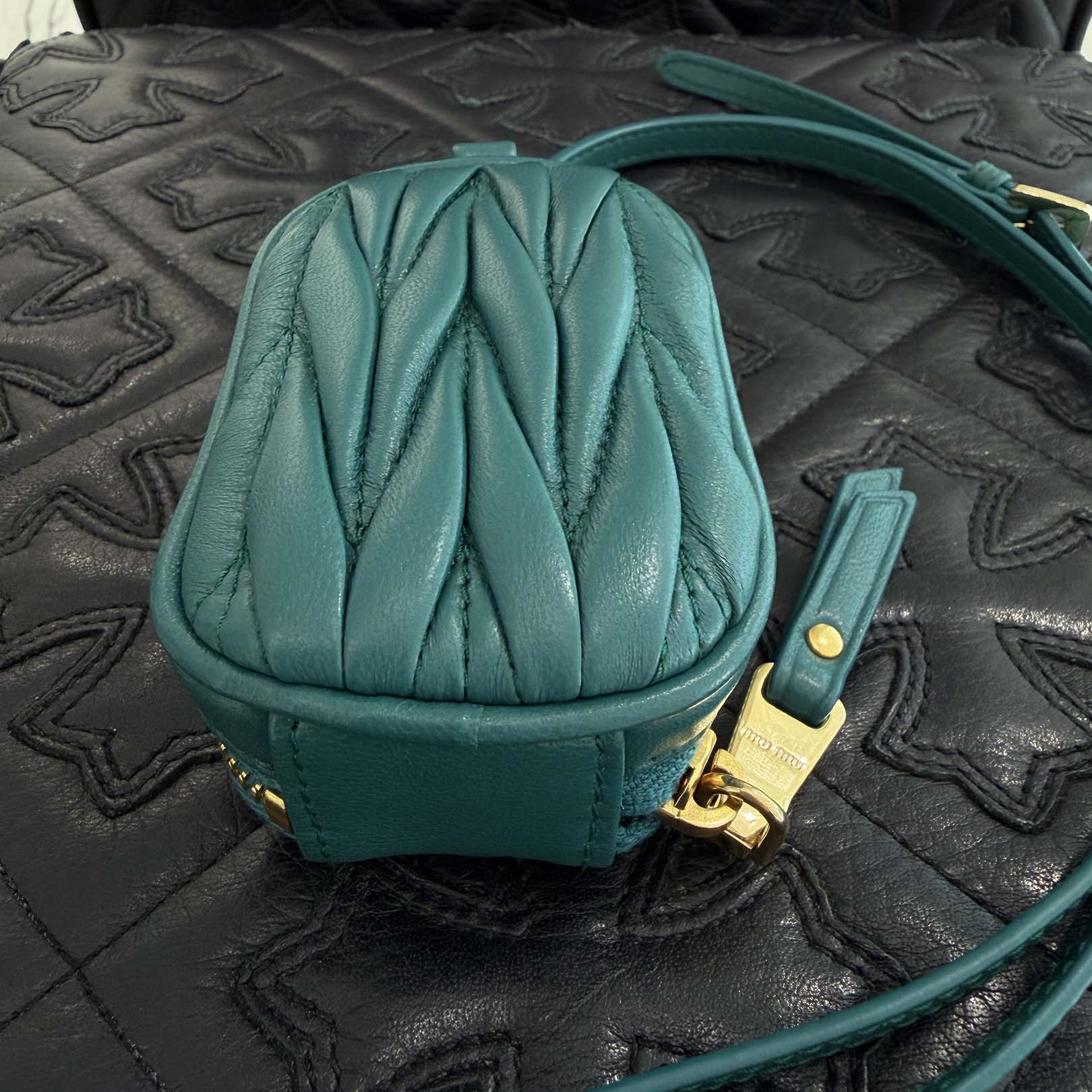 MIU MIU Matelassé Leather Neck Mini Pouch 5TT172 2FPP FOK41 ミュウミュウ マテラッセ レザー ネック ミニ ポーチ