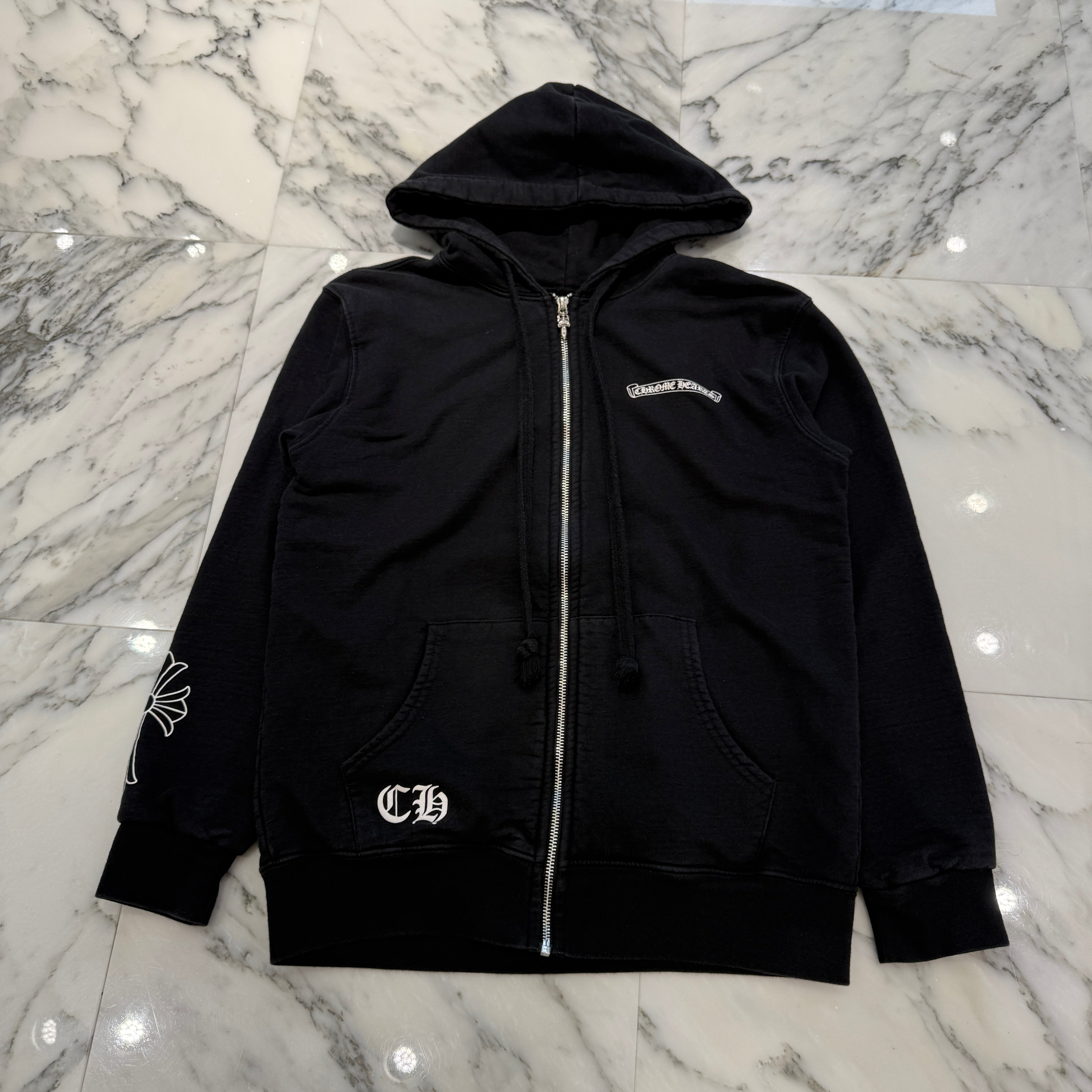 CHROME HEARTS Back Cemetery Cross Scroll Logo Print Zip Up Hoodie Size M クロムハーツ バックセメタリークロス スクロールロゴ プリント ジップアップフーディ サイズM