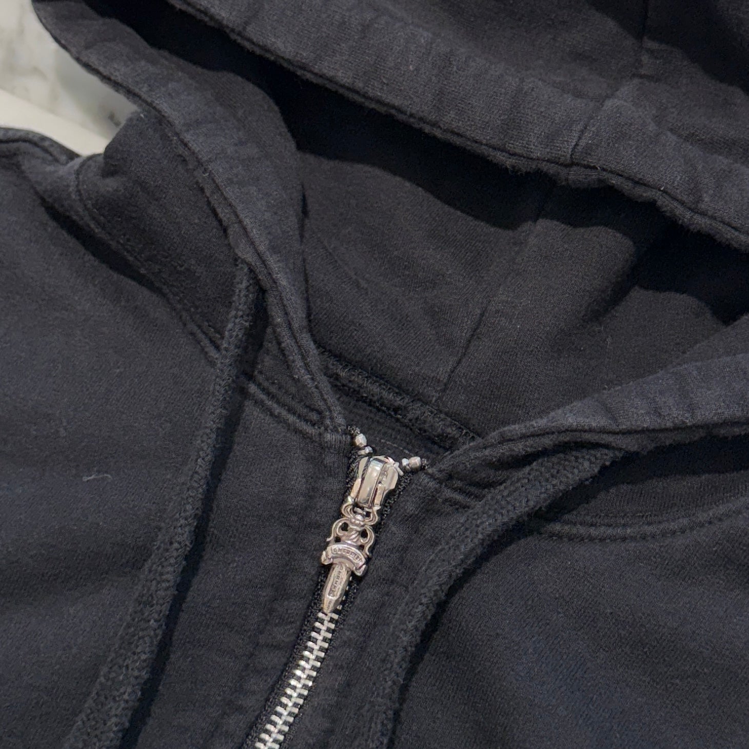 CHROME HEARTS Back Cemetery Cross Scroll Logo Print Zip Up Hoodie Size M クロムハーツ バックセメタリークロス スクロールロゴ プリント ジップアップフーディ サイズM