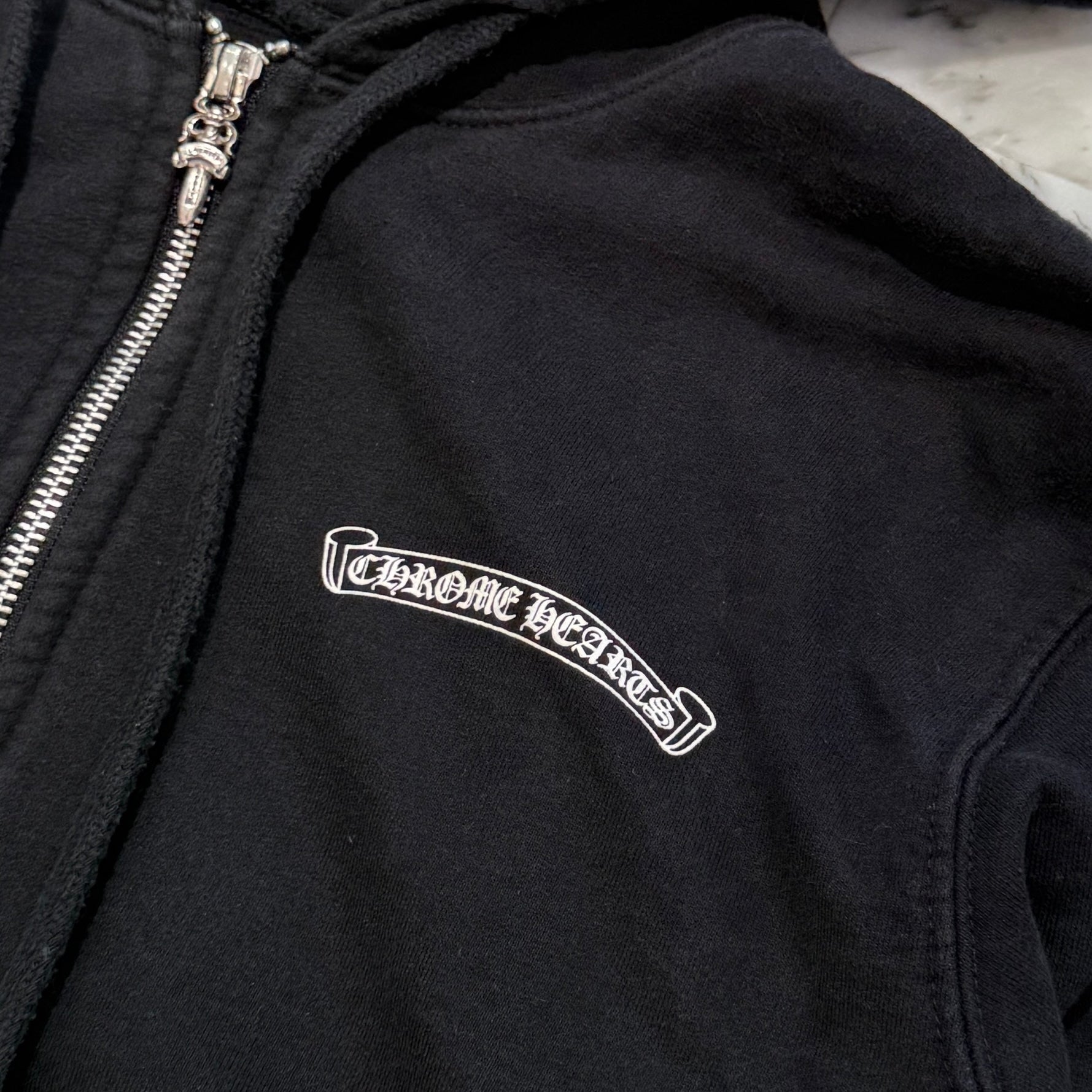CHROME HEARTS Back Cemetery Cross Scroll Logo Print Zip Up Hoodie Size M クロムハーツ バックセメタリークロス スクロールロゴ プリント ジップアップフーディ サイズM