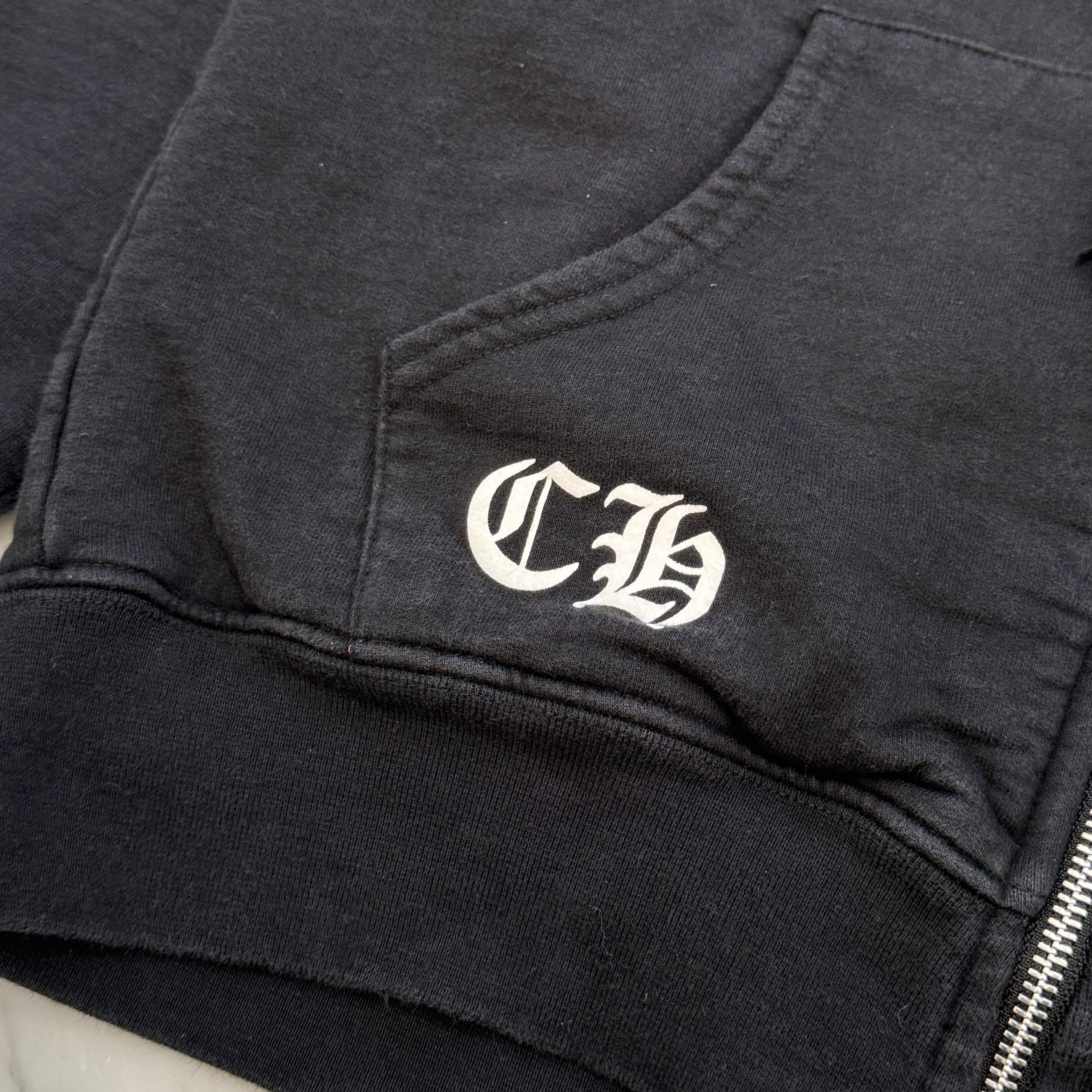 CHROME HEARTS Back Cemetery Cross Scroll Logo Print Zip Up Hoodie Size M クロムハーツ バックセメタリークロス スクロールロゴ プリント ジップアップフーディ サイズM