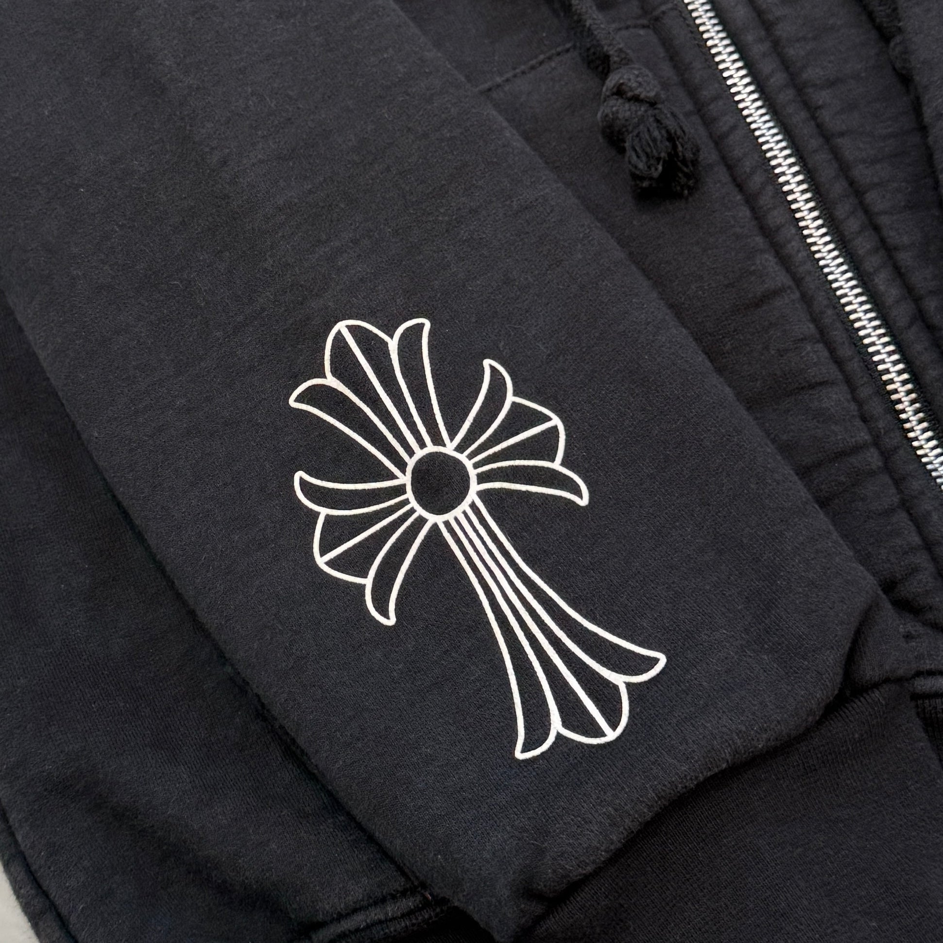 CHROME HEARTS Back Cemetery Cross Scroll Logo Print Zip Up Hoodie Size M クロムハーツ バックセメタリークロス スクロールロゴ プリント ジップアップフーディ サイズM