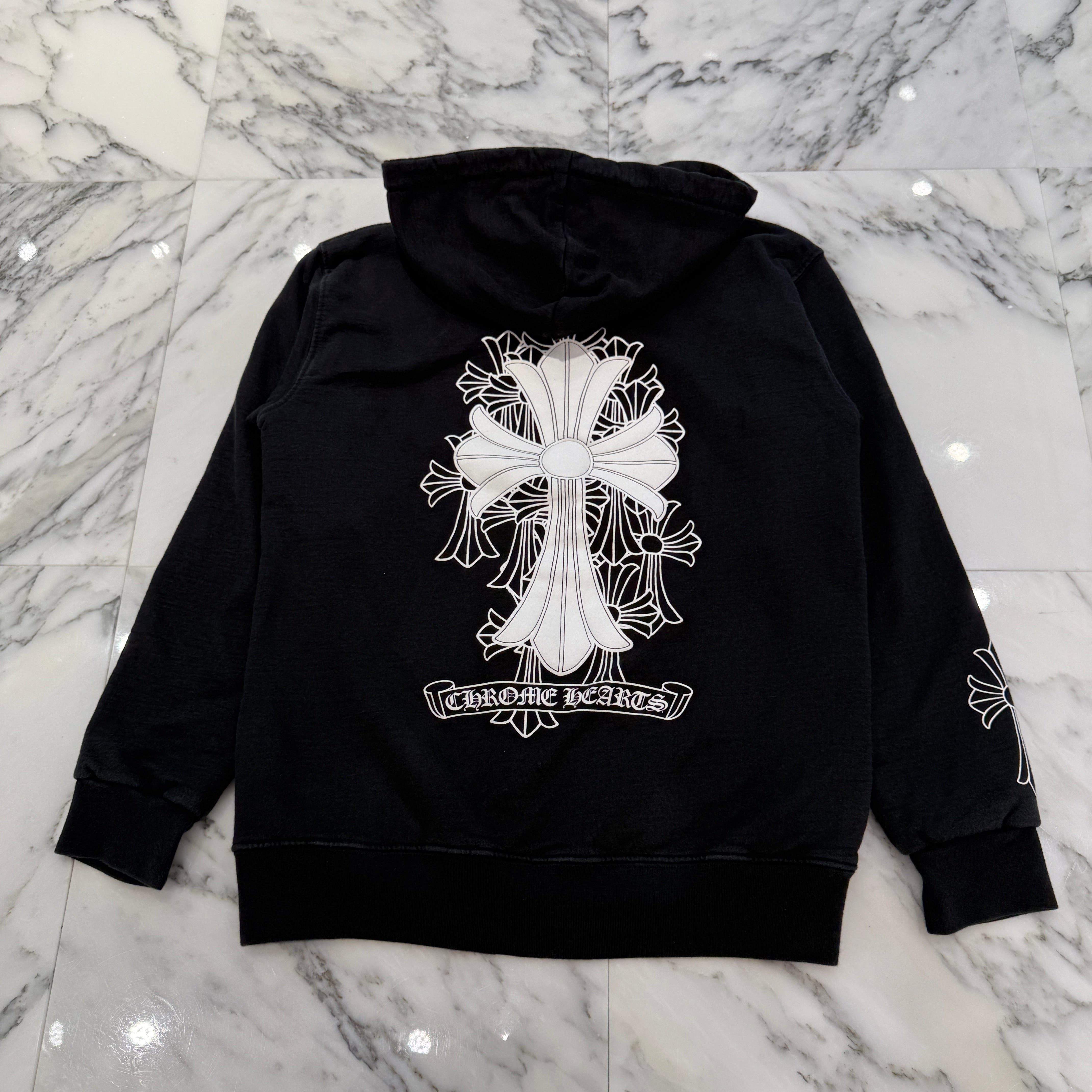CHROME HEARTS Back Cemetery Cross Scroll Logo Print Zip Up Hoodie Size M クロムハーツ バックセメタリークロス スクロールロゴ プリント ジップアップフーディ サイズM