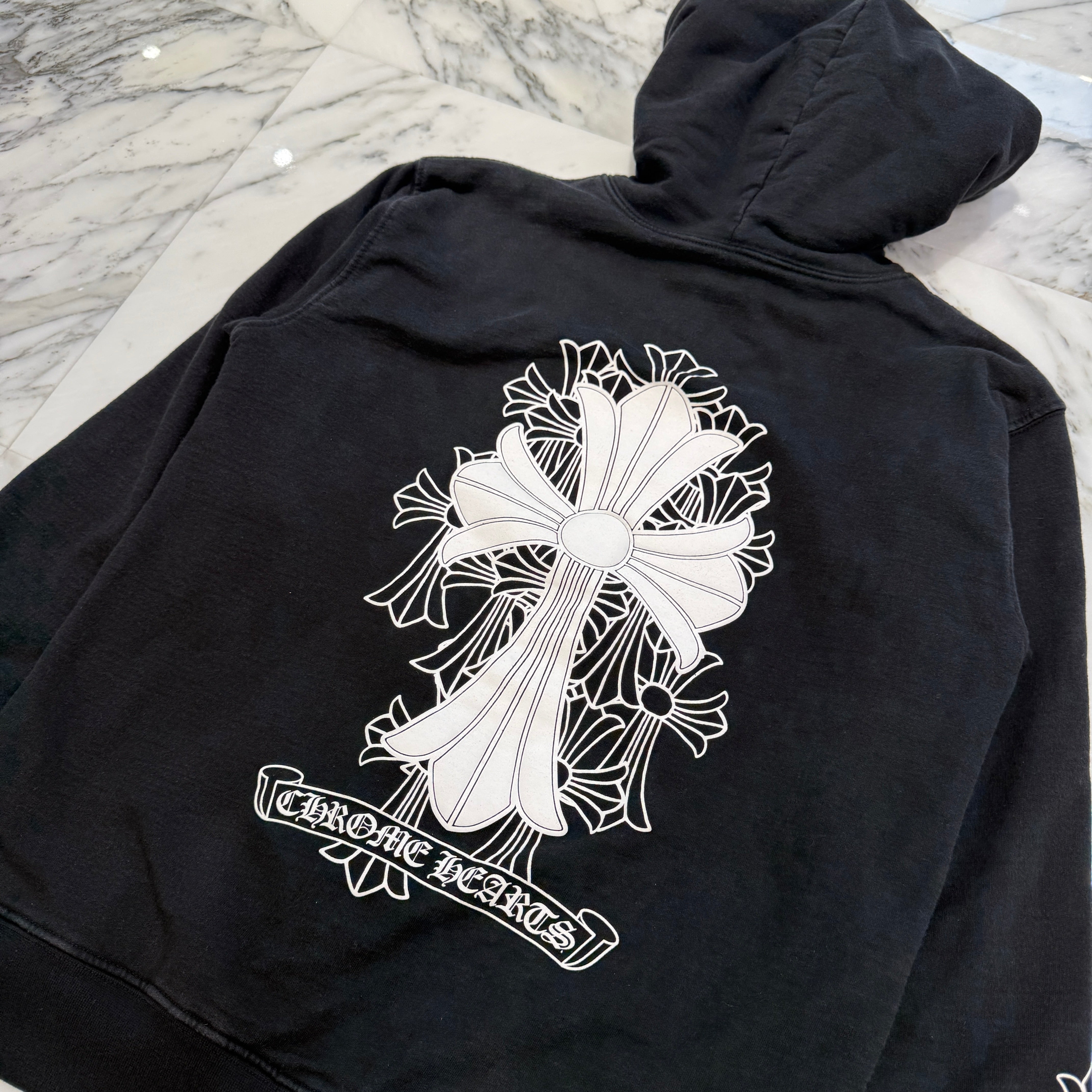 CHROME HEARTS Back Cemetery Cross Scroll Logo Print Zip Up Hoodie Size M クロムハーツ バックセメタリークロス スクロールロゴ プリント ジップアップフーディ サイズM