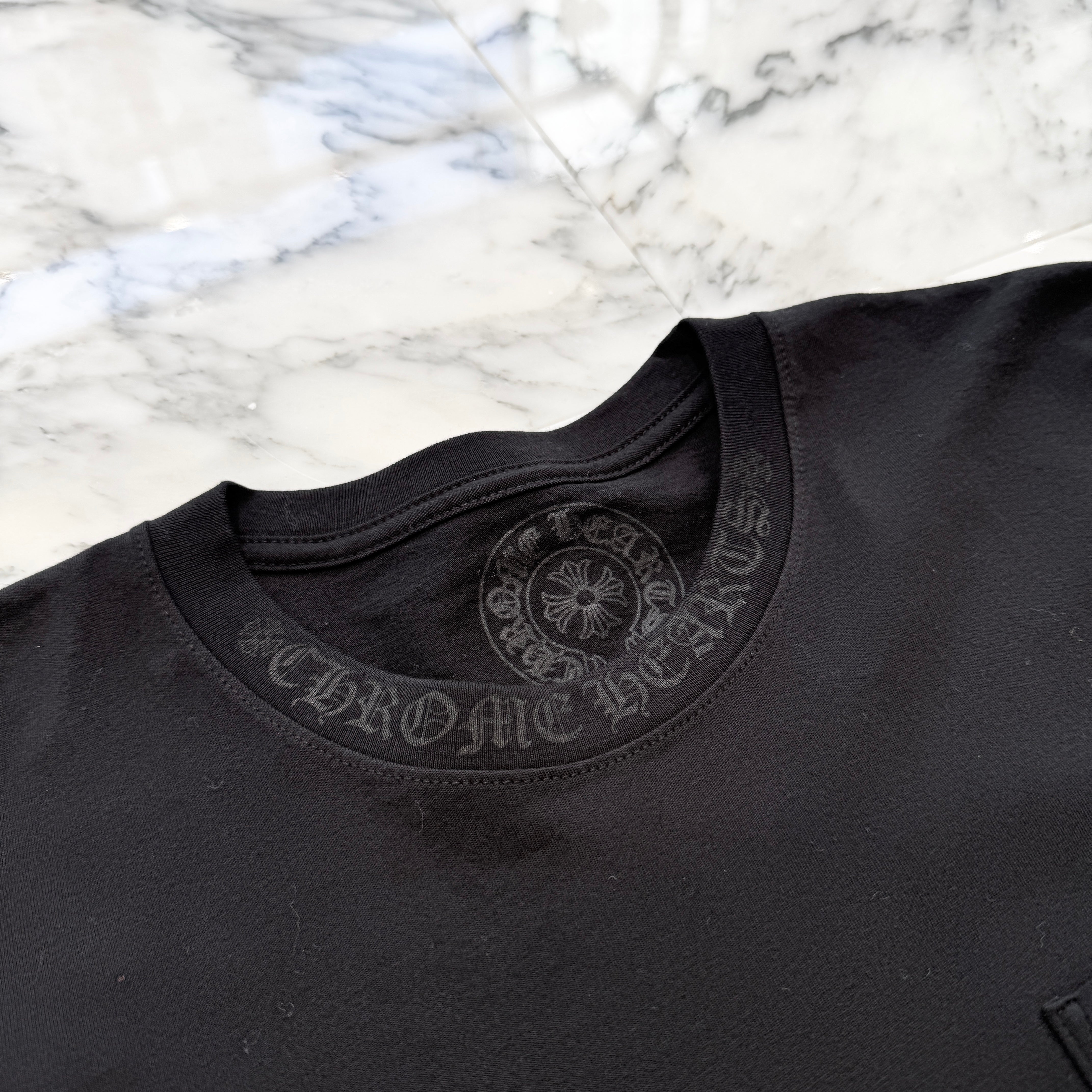 CHROME HEARTS Old English Neck Logo Dark Grey Long Sleeve Tee Size XL クロムハーツ オールドイングリッシュ ネックロゴ ダークグレイ ロングスリーブTシャツ サイズXL