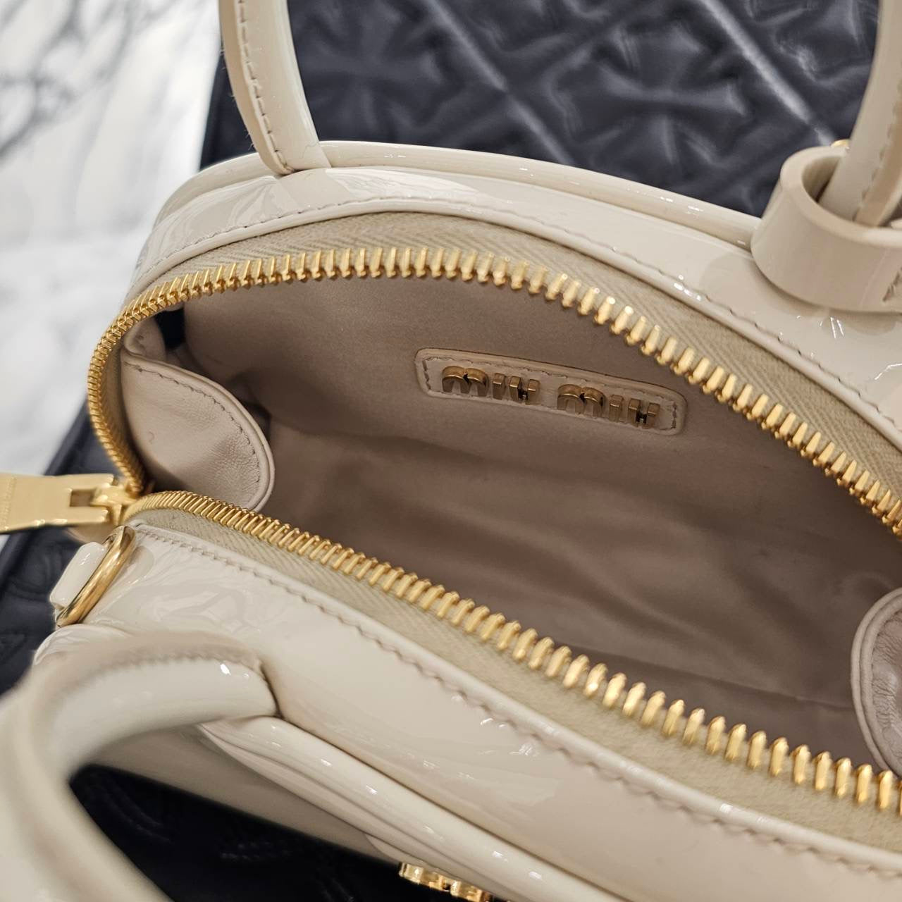 MIU MIU 2024SS Patent Leather Top Handle 2Way Shoulder Bag 5BP085_069-V_OOO ミュウミュウ パテントレザー トップハンドル 2ウェイ ショルダーバッグ