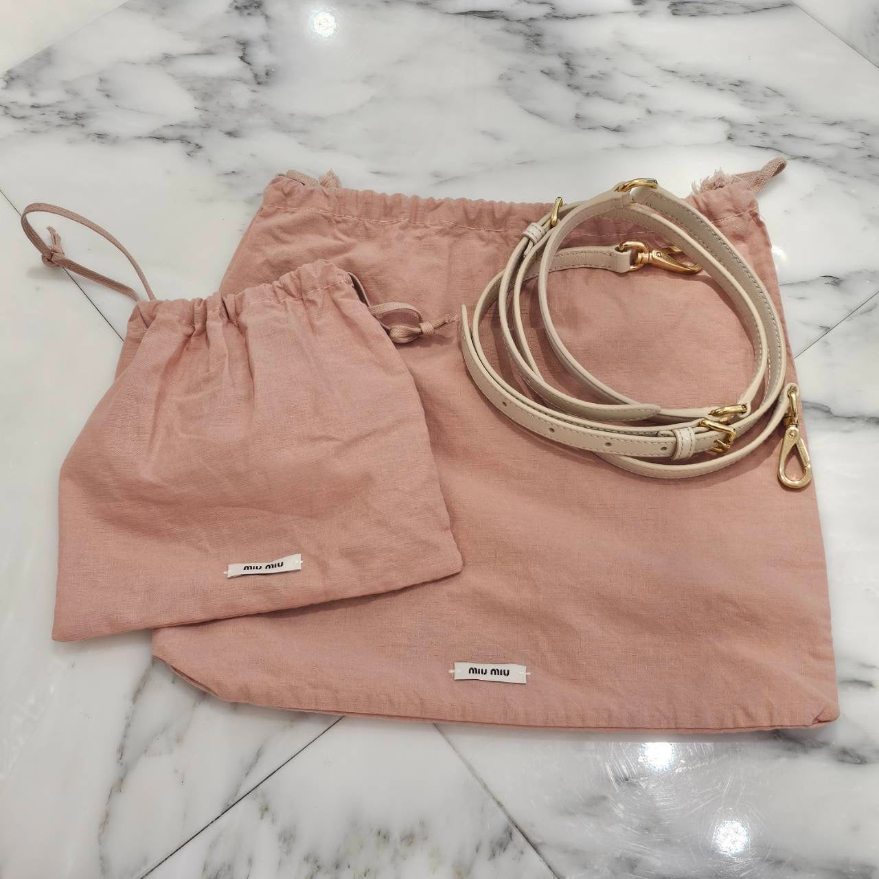 MIU MIU 2024SS Patent Leather Top Handle 2Way Shoulder Bag 5BP085_069-V_OOO ミュウミュウ パテントレザー トップハンドル 2ウェイ ショルダーバッグ