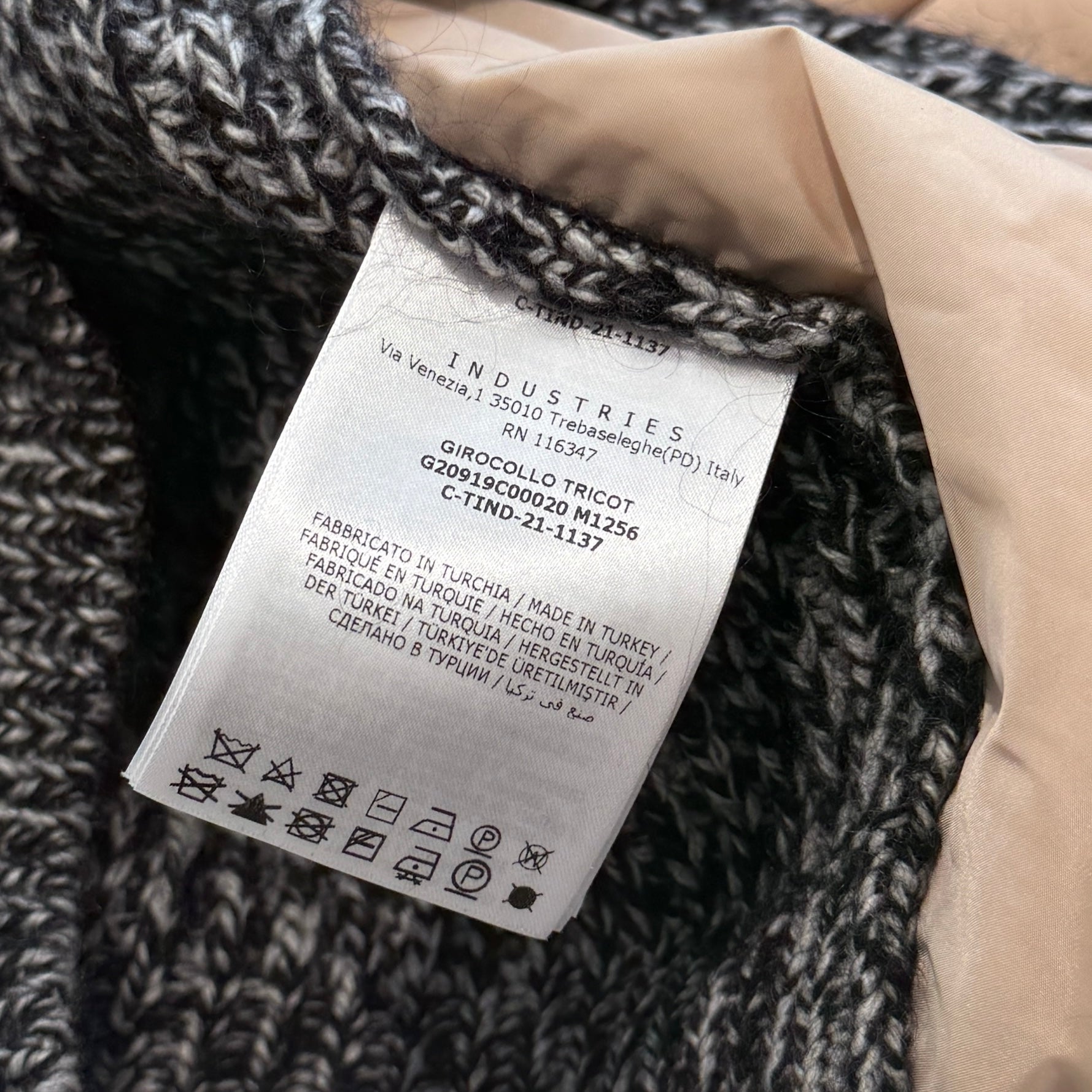 MONCLER GIROCOLLO TRICOT Logo Patch Crew Neck Wool Knit Sweater G20919C00020 M1256 Size XXL モンクレール GIROCOLLO TRICOT ロゴパッチ クルーネック ウールニットセーター サイズXXL