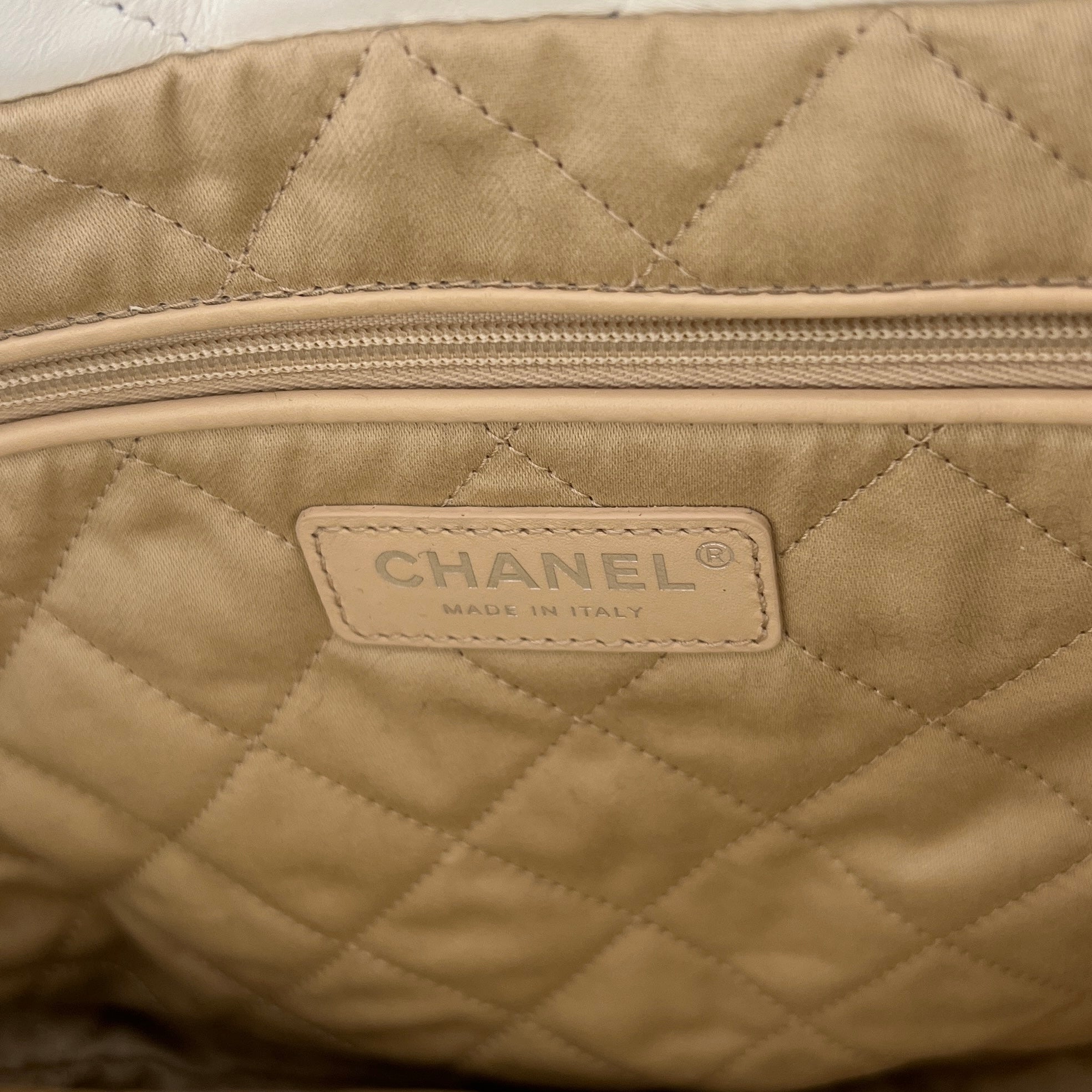 CHANEL 22 Small Shiny Calf Leather Chain Shoulder Bag シャネル 22 スモール シャイニーカーフスキン チェーン ショルダーバッグ