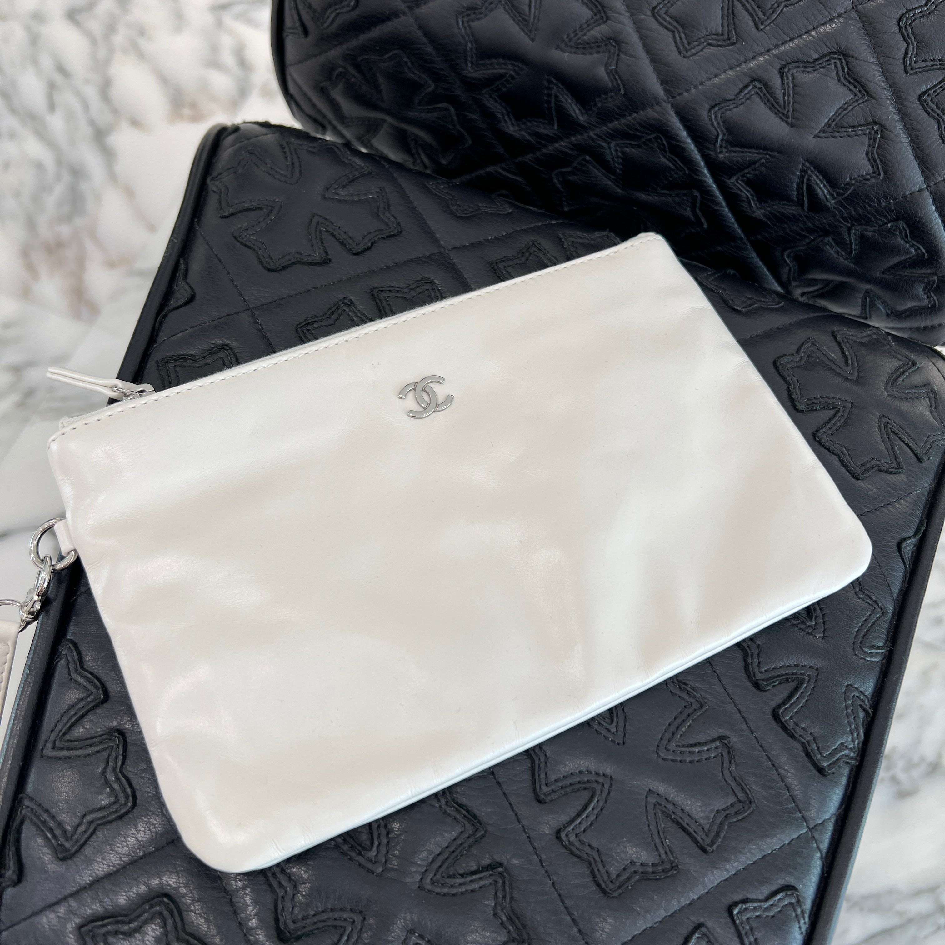 CHANEL 22 Small Shiny Calf Leather Chain Shoulder Bag シャネル 22 スモール シャイニーカーフスキン チェーン ショルダーバッグ