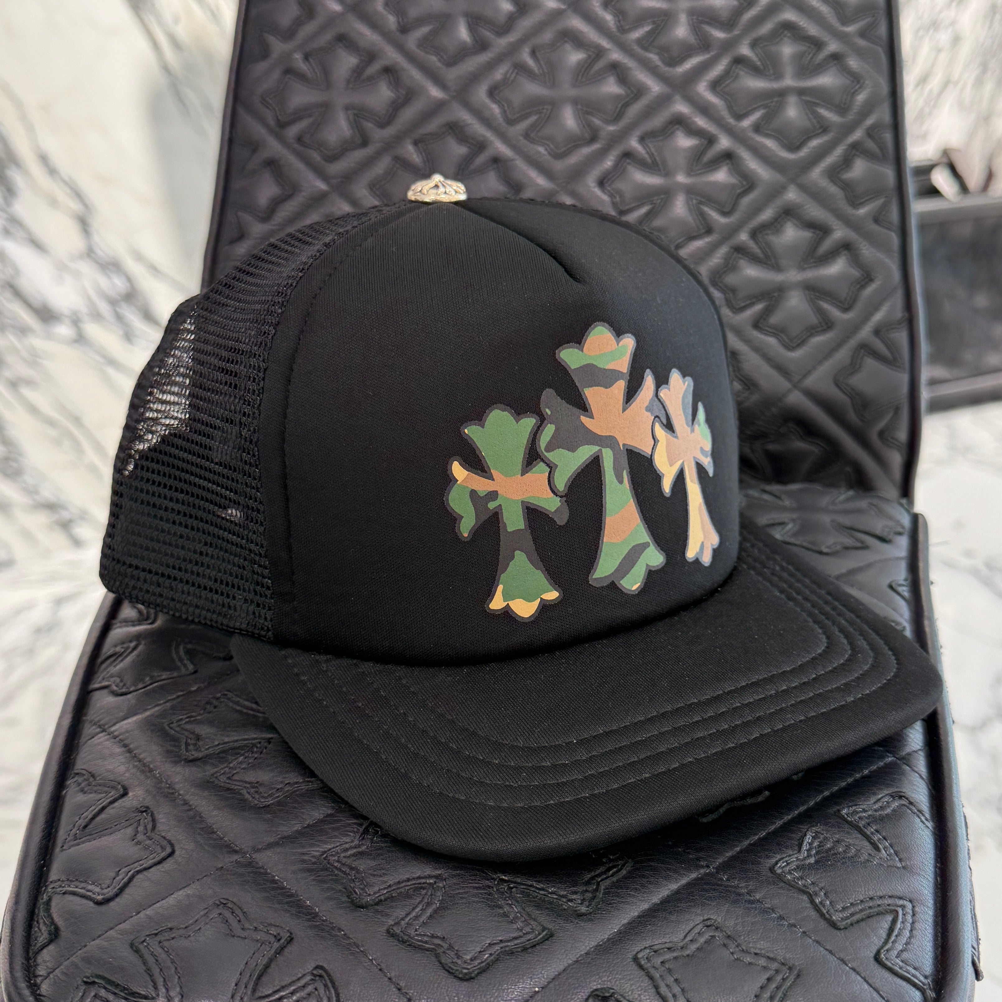 CHROME HEARTS Camouflage Triple Cross Print Trucker Cap ONE SIZE（51-61）クロムハーツ カモフラージュ トリプルクロス プリント トラッカーキャップ ONE SIZE（51-61）