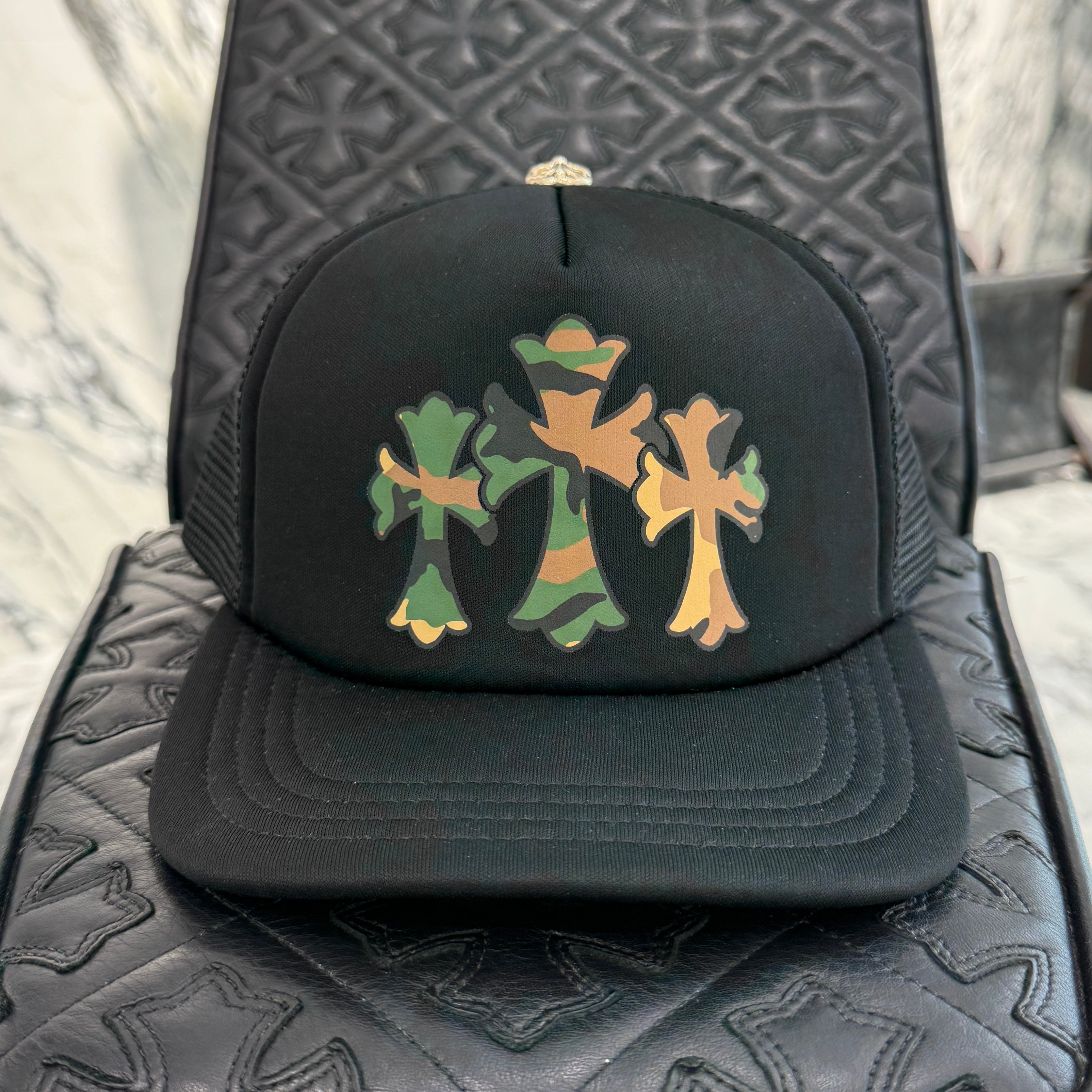 CHROME HEARTS Camouflage Triple Cross Print Trucker Cap ONE SIZE（51-61）クロムハーツ カモフラージュ トリプルクロス プリント トラッカーキャップ ONE SIZE（51-61）