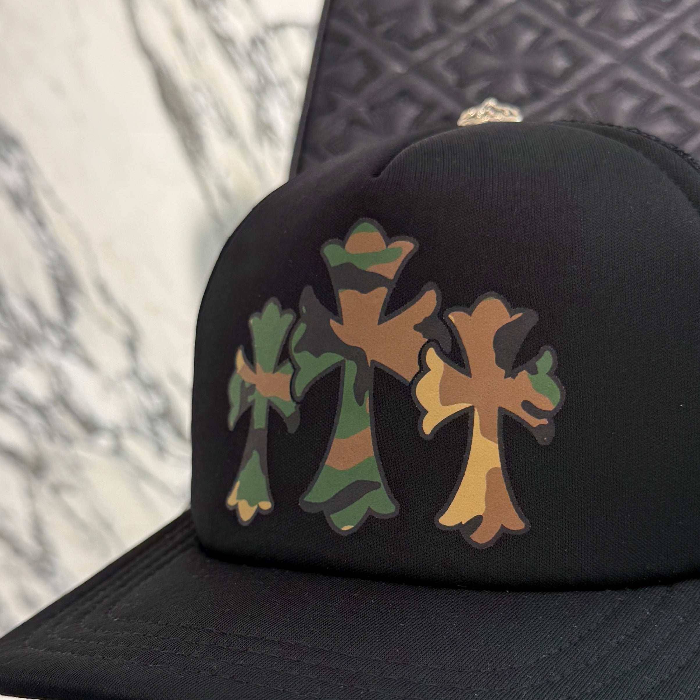CHROME HEARTS Camouflage Triple Cross Print Trucker Cap ONE SIZE（51-61）クロムハーツ カモフラージュ トリプルクロス プリント トラッカーキャップ ONE SIZE（51-61）