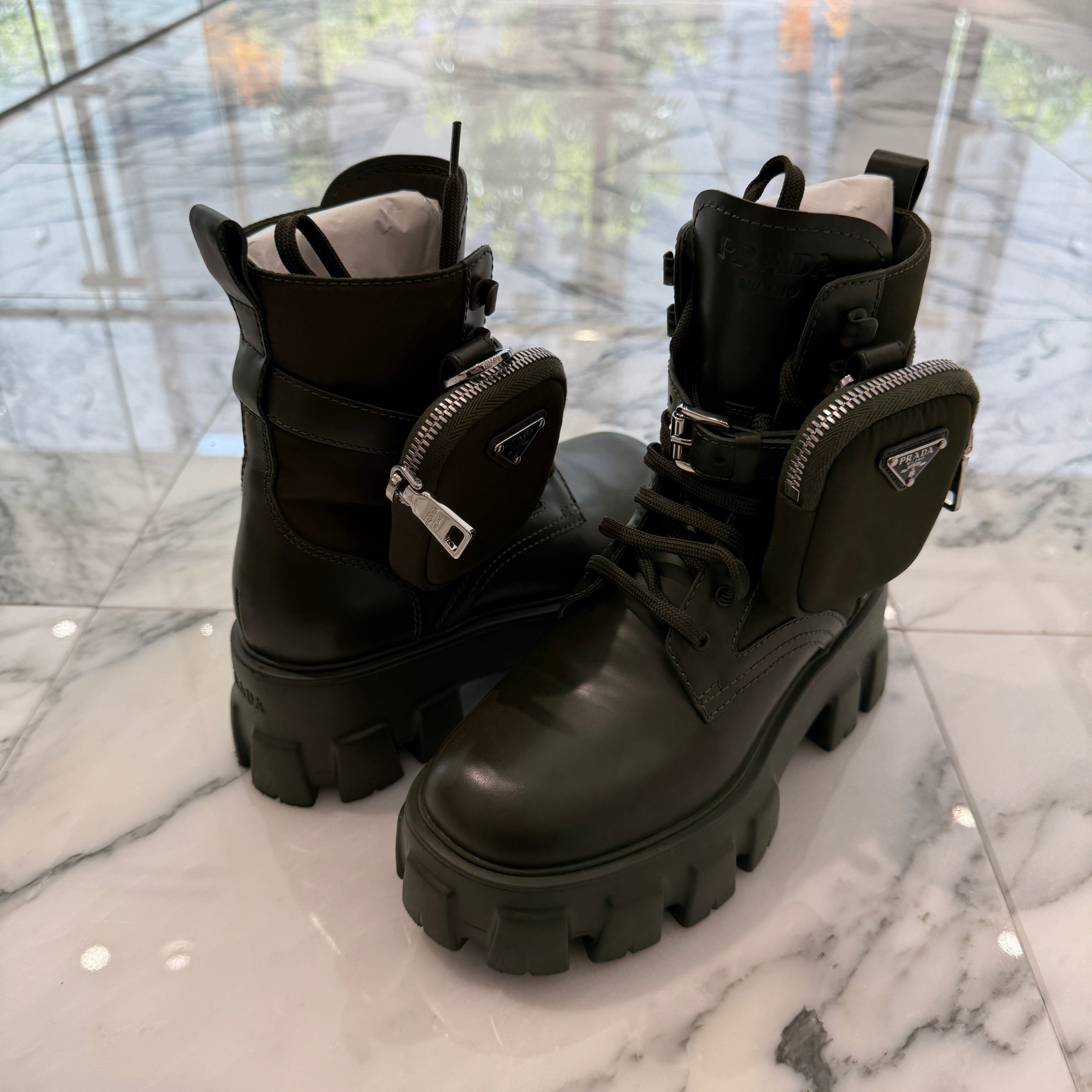 【からし】プラダ モノリスポーチ付Re-Nylon レザー コンバット ブラック プラダ モノリス ポーチ付 レザーx Re-Nylon