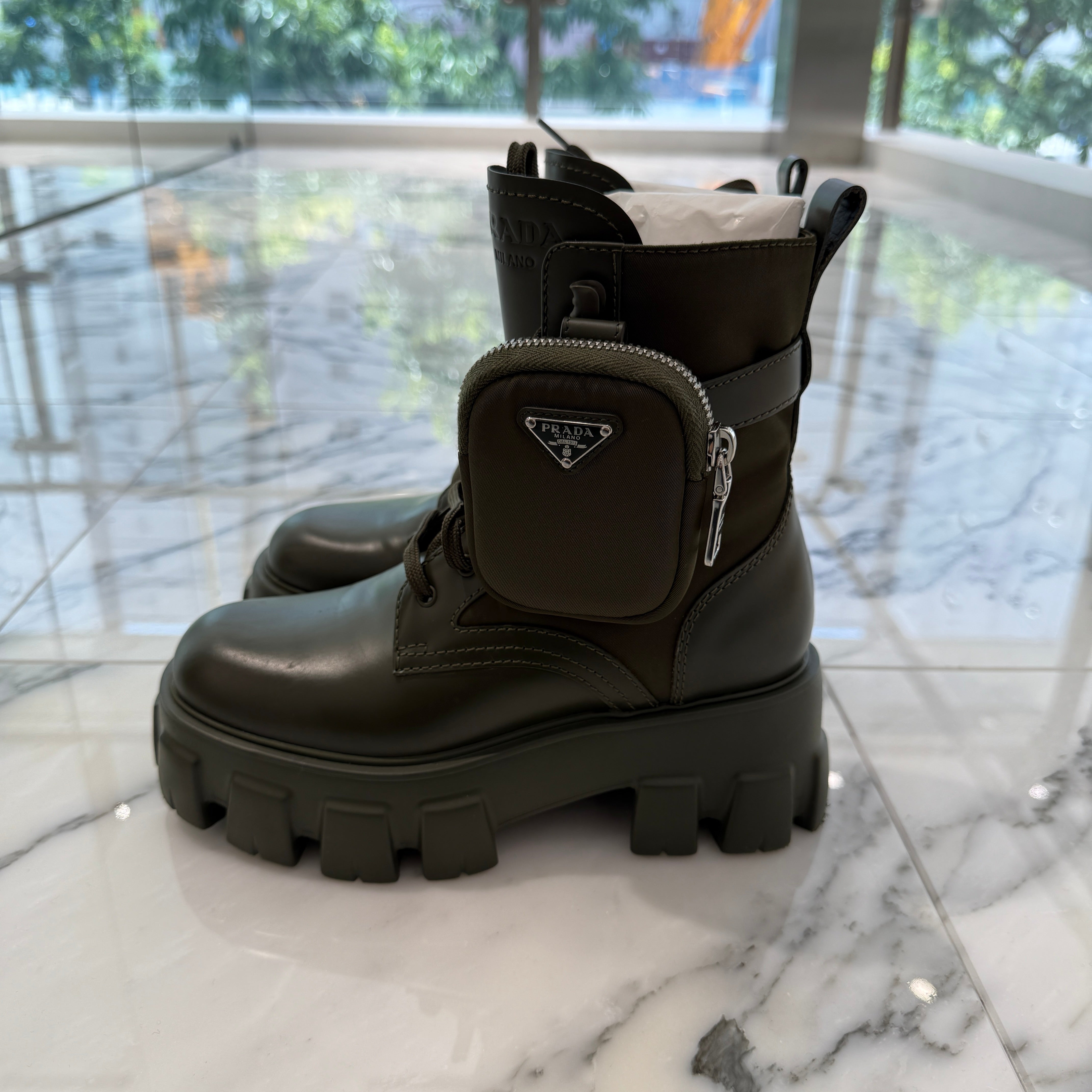 プラダ モノリス コンバットブーツポーチ ブラッシュドレザー リナイロン PRADA 2021SS Monolith Brushed Leather Re Nylon Poach Combat