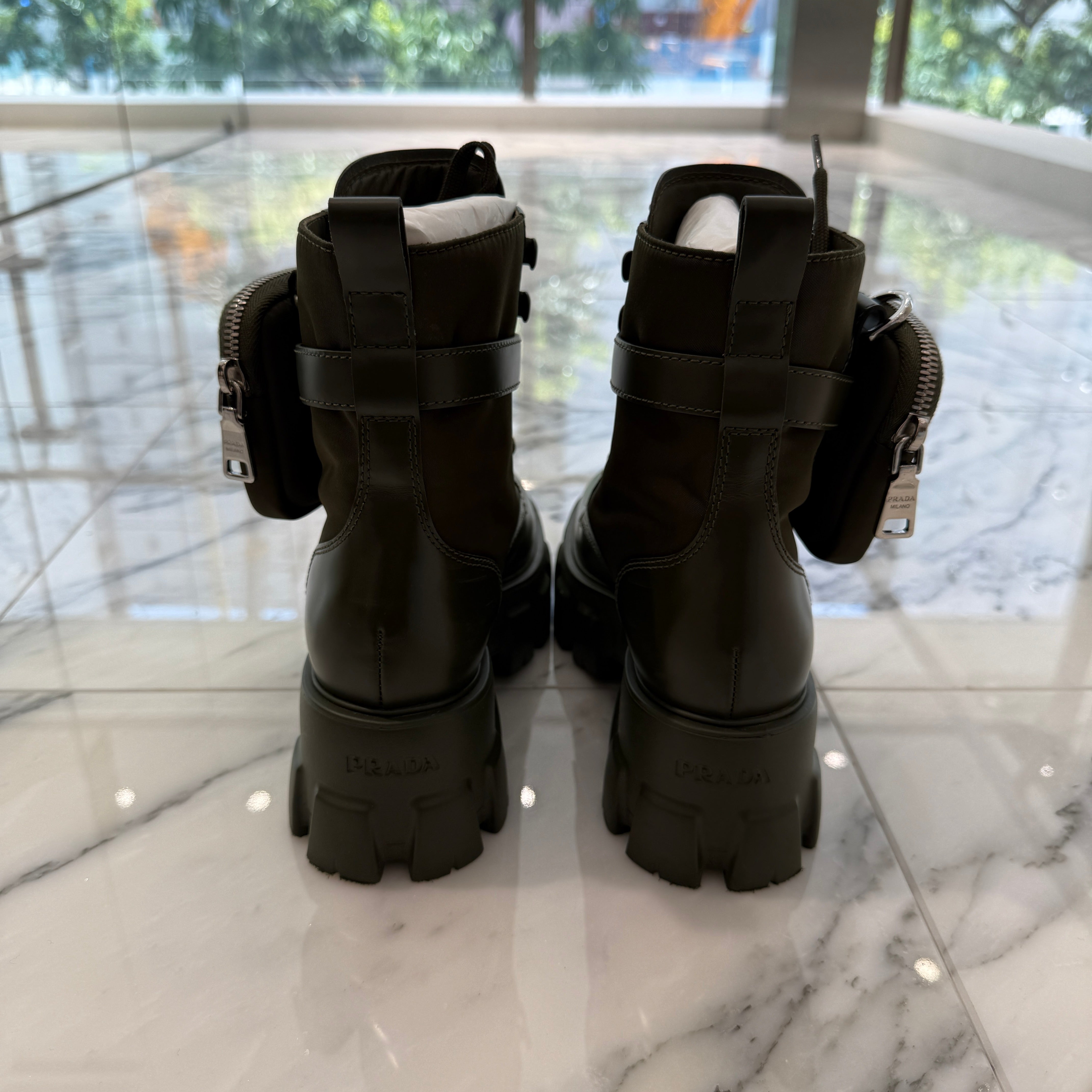 プラダ モノリス コンバットブーツポーチ ブラッシュドレザー リナイロン PRADA 2021SS Monolith Brushed Leather Re Nylon Poach Combat