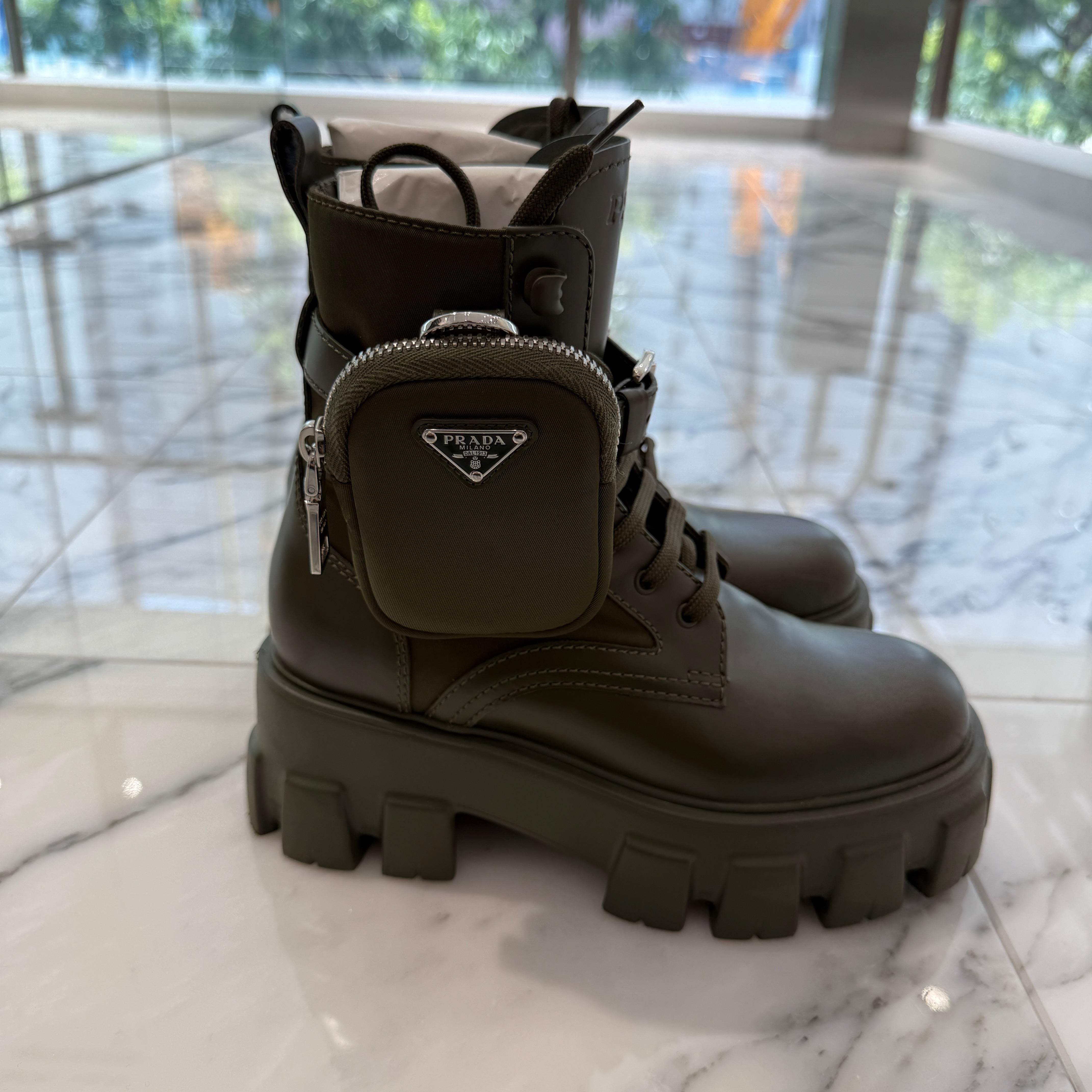 【希少】PRADA Monolith レザー Re-Nylon コンバットブーツ 希少】PRADA Monolith レザー Re-Nylon コンバットブーツ