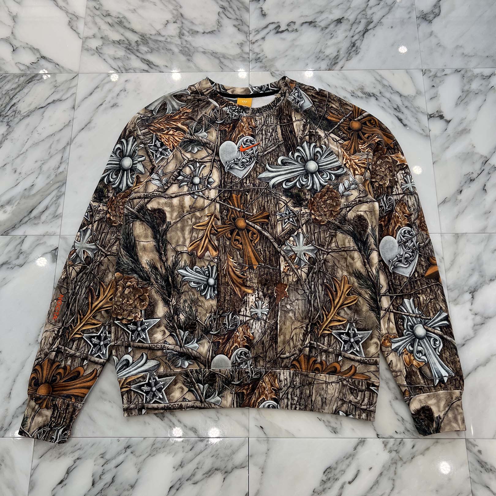 CHROME HEARTS × NIKE × Drake NOCTA 2026SS Camo Neck Logo Crewneck Sweatshirt Size M クロムハーツ×ナイキ×ドレイク ノクタ カモネックロゴクルーネックスウェットシャツ サイズM