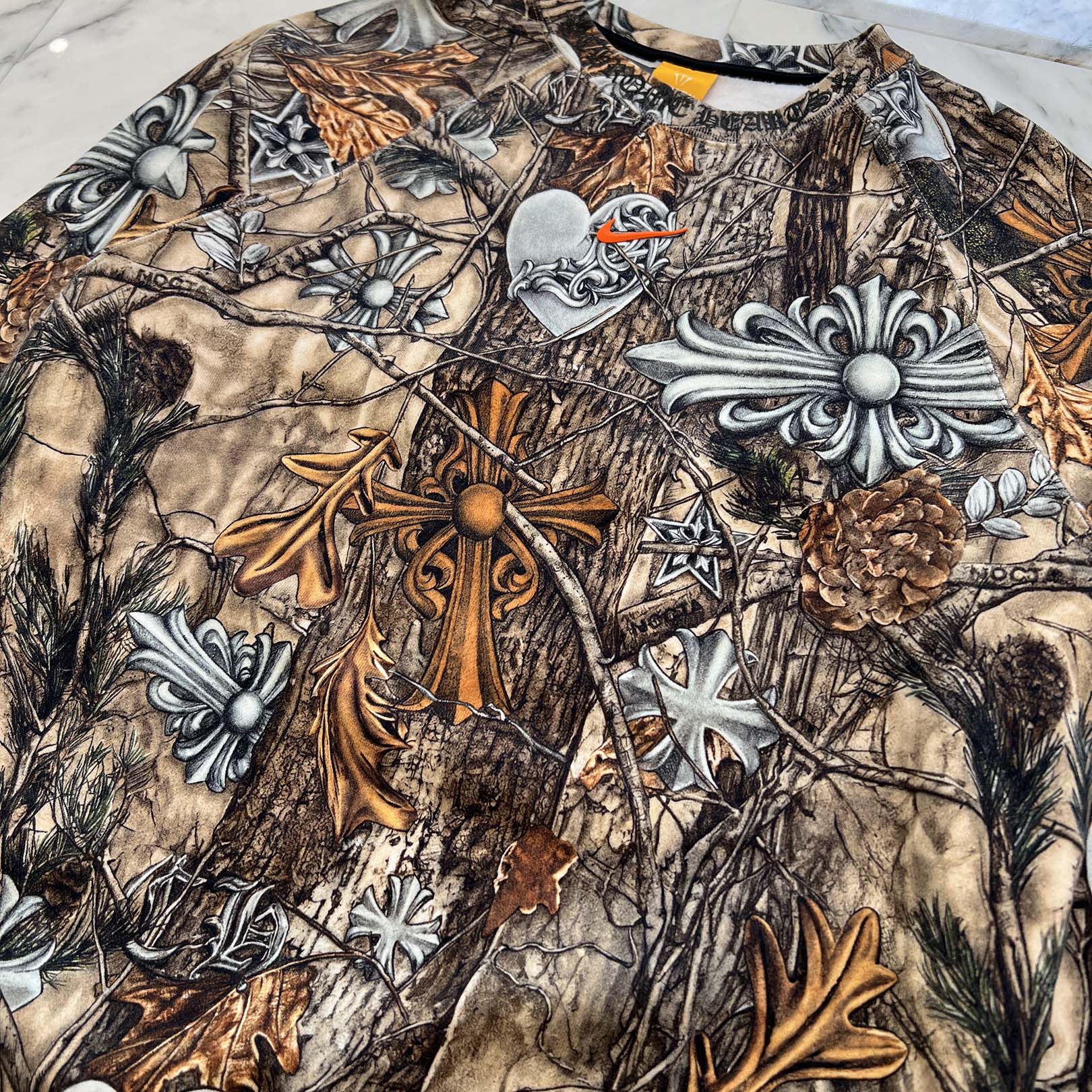 CHROME HEARTS × NIKE × Drake NOCTA 2026SS Camo Neck Logo Crewneck Sweatshirt Size M クロムハーツ×ナイキ×ドレイク ノクタ カモネックロゴクルーネックスウェットシャツ サイズM