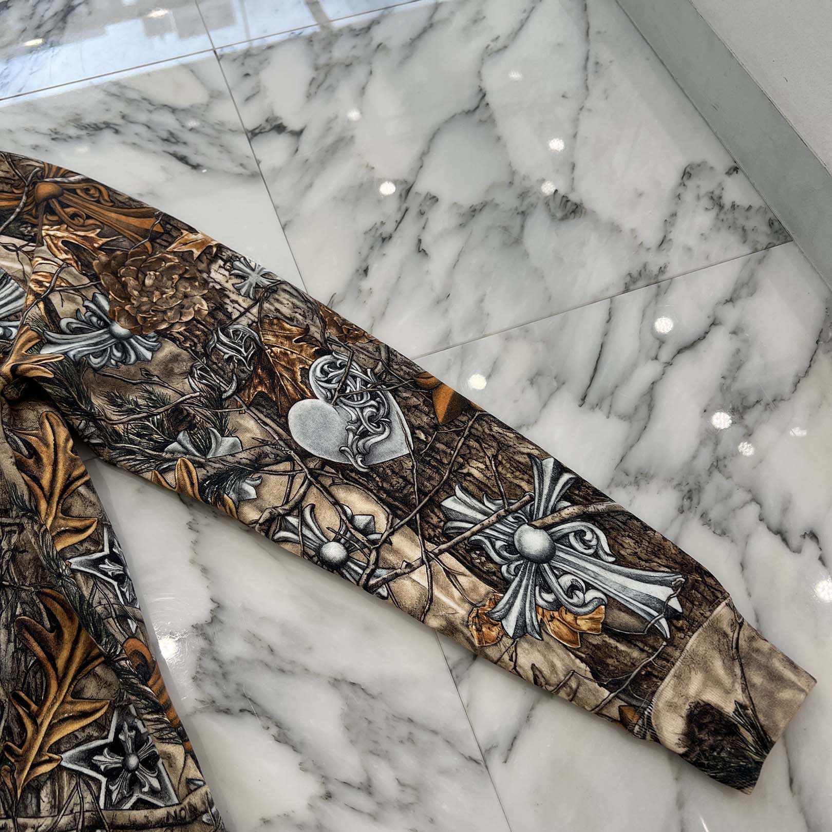 CHROME HEARTS × NIKE × Drake NOCTA 2026SS Camo Neck Logo Crewneck Sweatshirt Size M クロムハーツ×ナイキ×ドレイク ノクタ カモネックロゴクルーネックスウェットシャツ サイズM