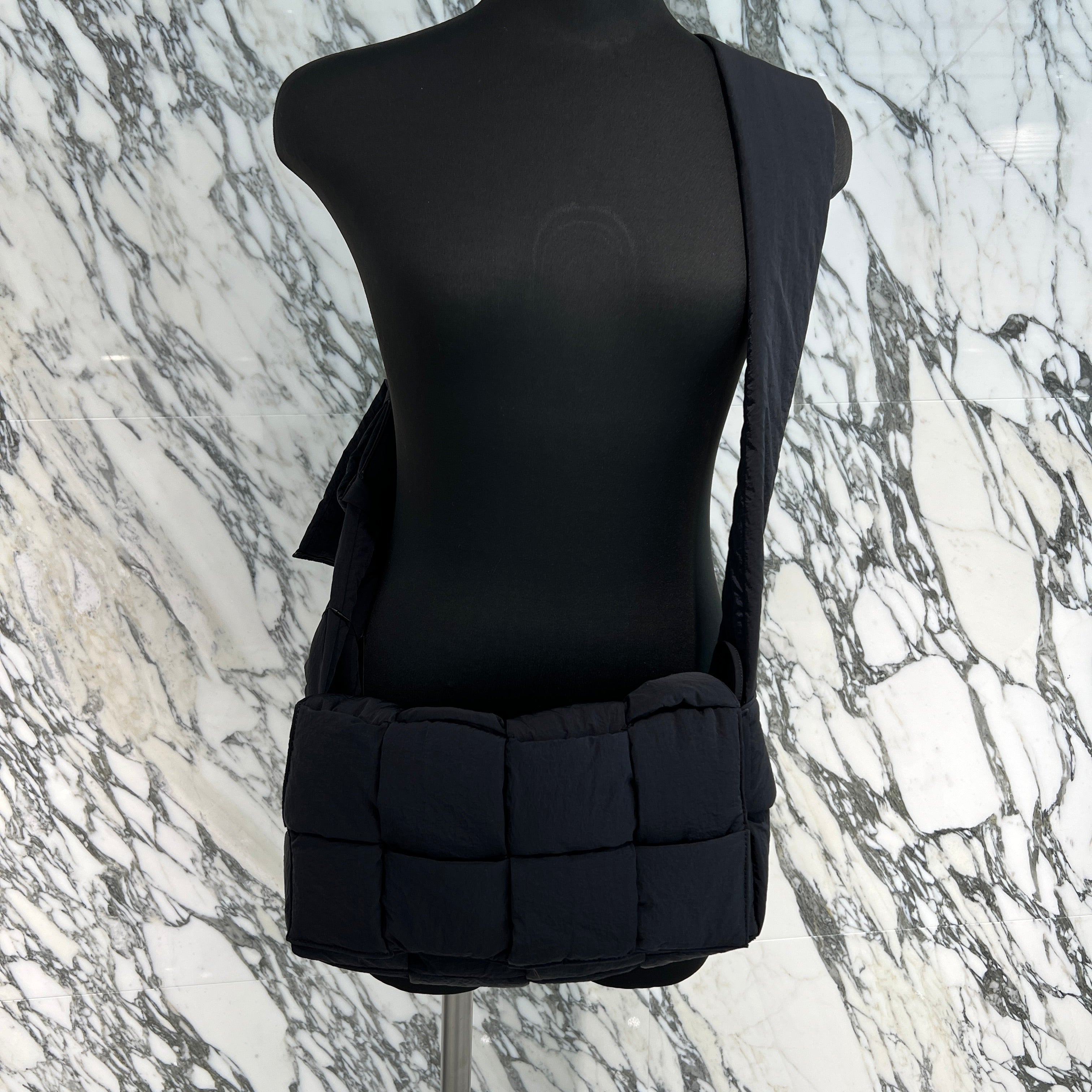 BOTTEGA VENETTA Padded Tech Cassette Crossbody Bag 749878VBO818803 ボッテガ・ヴェネタ パデッド テック カセット クロスボディバッグ