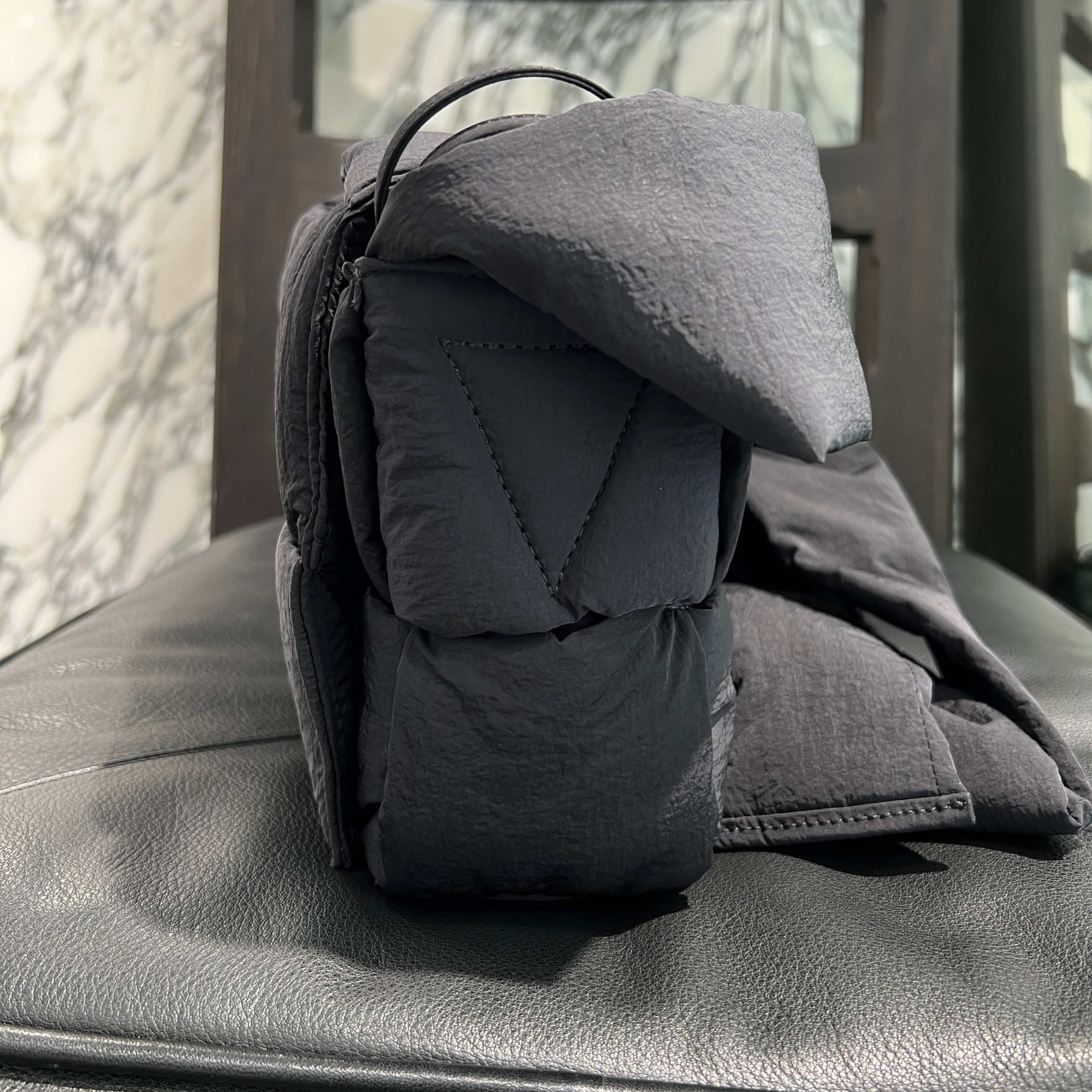 BOTTEGA VENETTA Padded Tech Cassette Crossbody Bag 749878VBO818803 ボッテガ・ヴェネタ パデッド テック カセット クロスボディバッグ