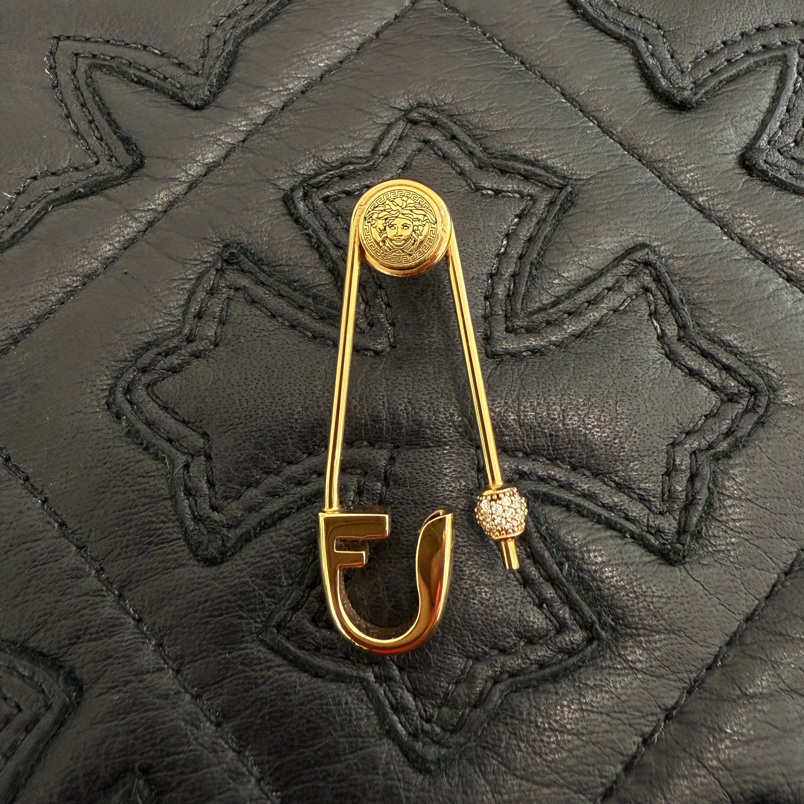 FENDI × VERSACE 2022SS FENDACE Medusa Greca Safety Pin Earrings 8AH584A44GF089U フェンディ × ヴェルサーチェ フェンダーチェ メデューサ グレカ セーフティピン イヤリング