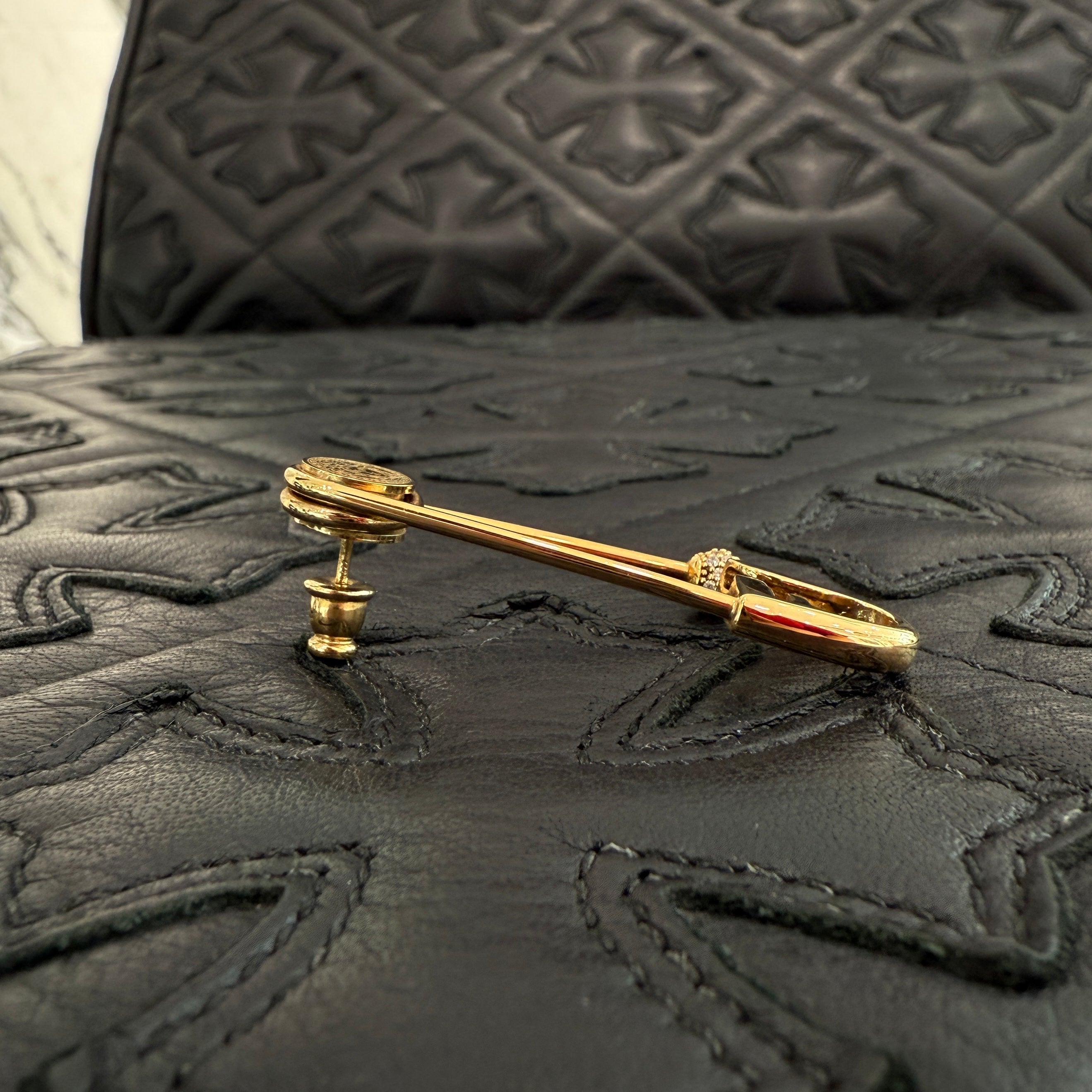 FENDI × VERSACE 2022SS FENDACE Medusa Greca Safety Pin Earrings 8AH584A44GF089U フェンディ × ヴェルサーチェ フェンダーチェ メデューサ グレカ セーフティピン イヤリング