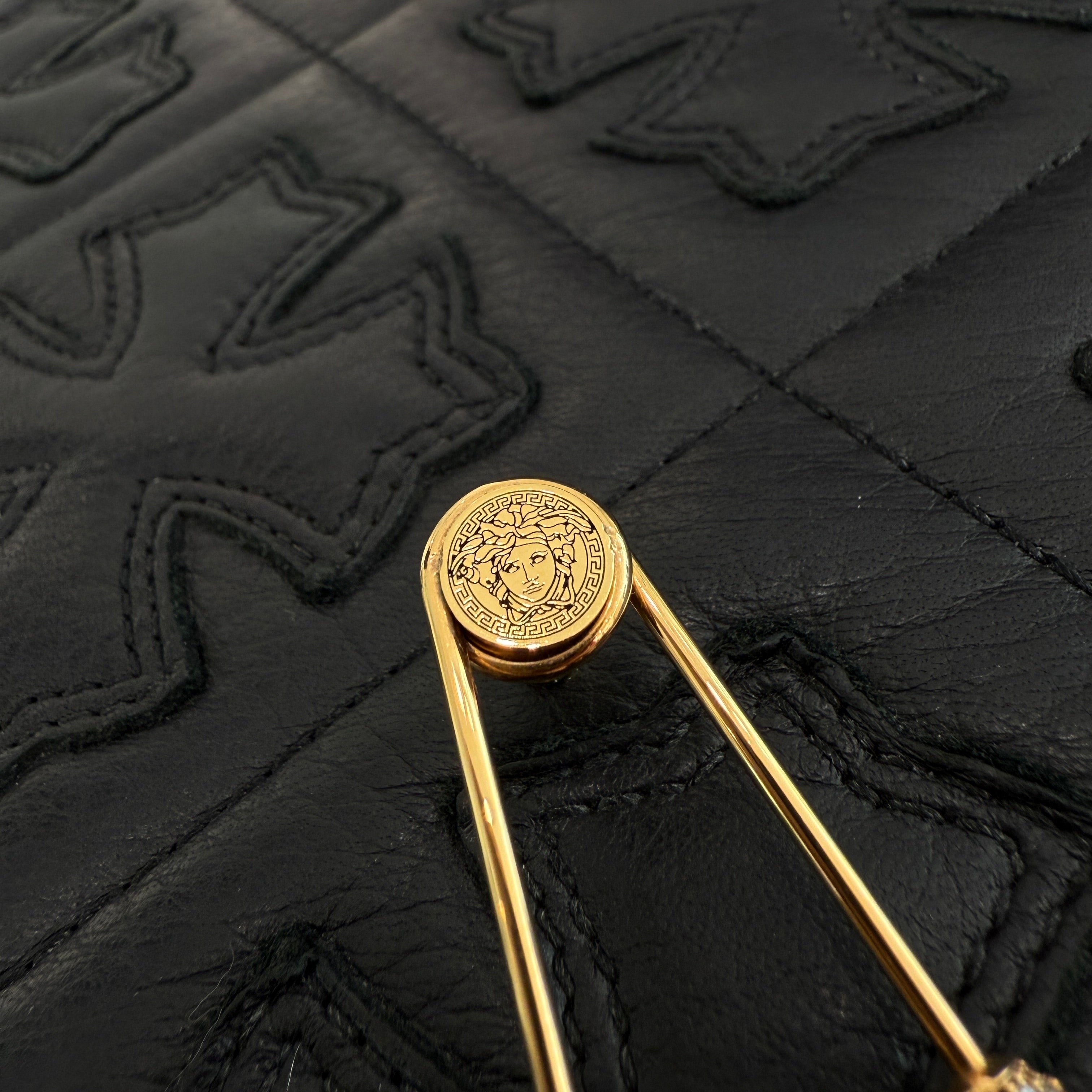 FENDI × VERSACE 2022SS FENDACE Medusa Greca Safety Pin Earrings 8AH584A44GF089U フェンディ × ヴェルサーチェ フェンダーチェ メデューサ グレカ セーフティピン イヤリング